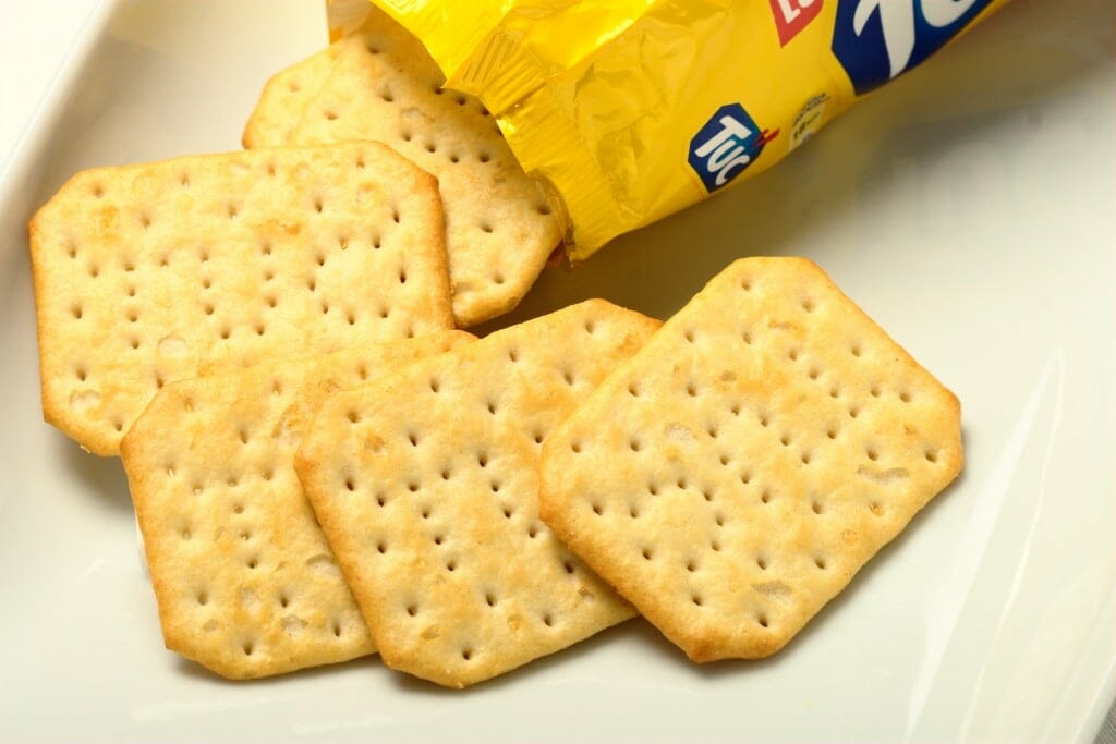 tuc_crackers_on_plate_with_packing_2012