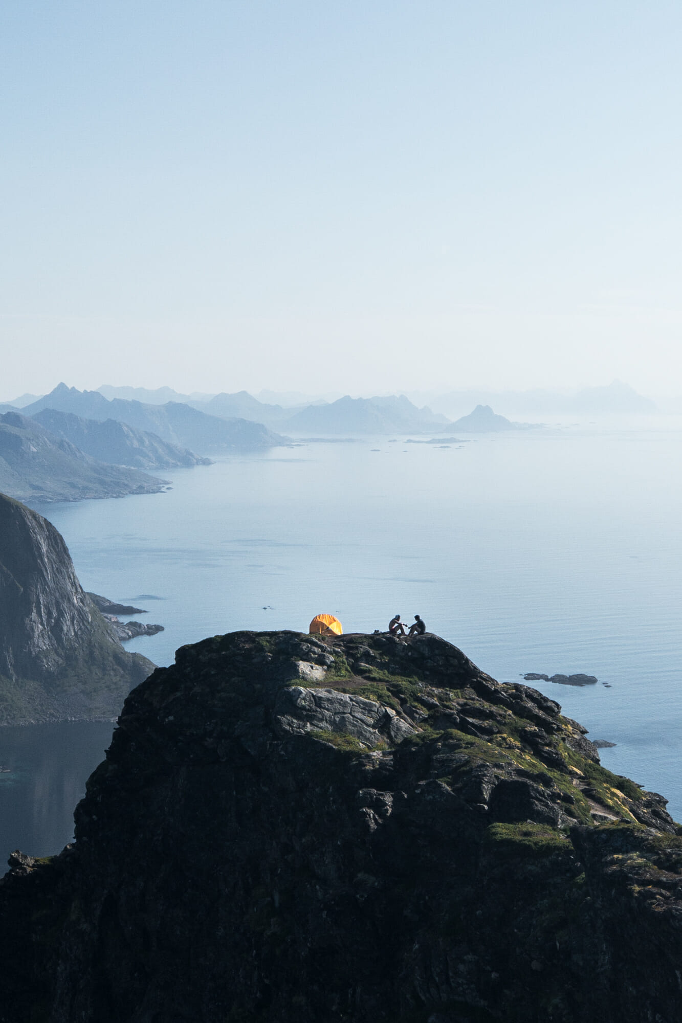 Bivouac dans les Lofoten sous le soleil de minuit