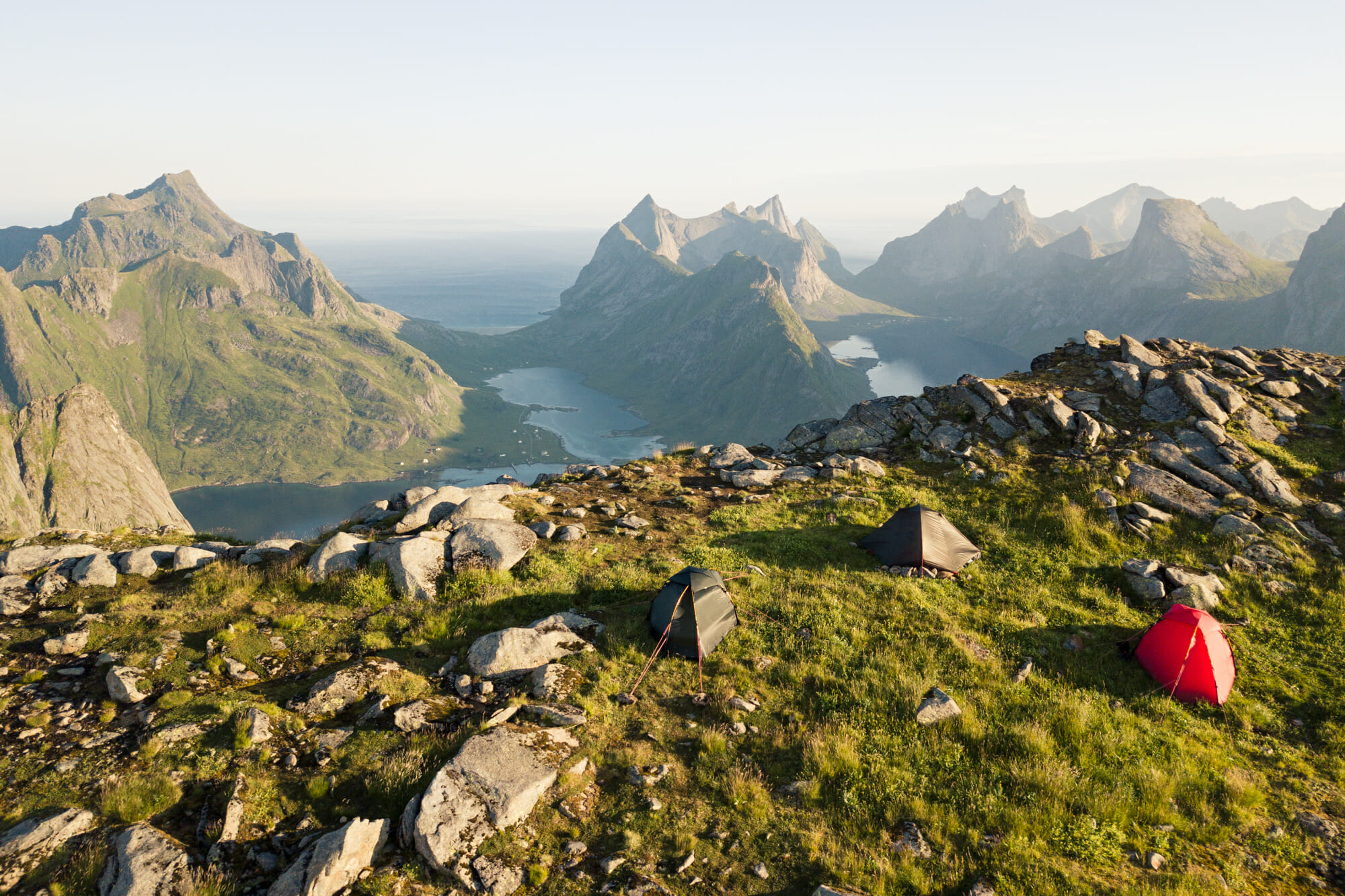 Bivouac dans les Lofoten sous le soleil de minuit