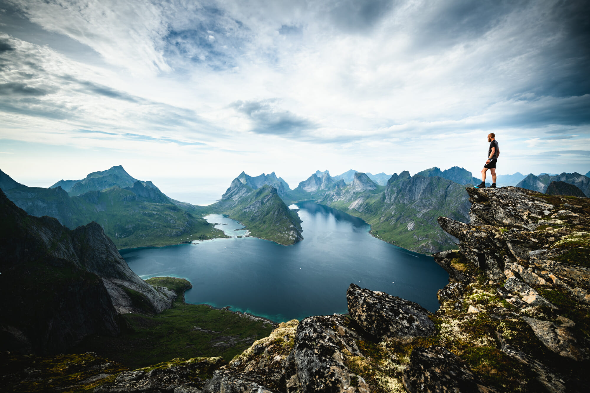 Bivouac dans les Lofoten sous le soleil de minuit