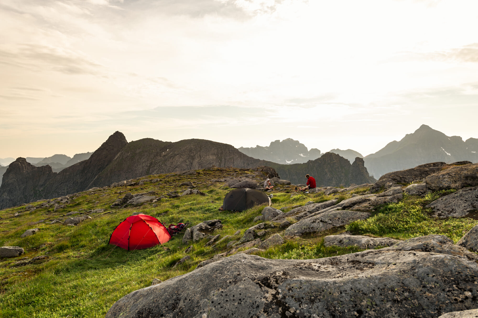 Bivouac dans les Lofoten sous le soleil de minuit