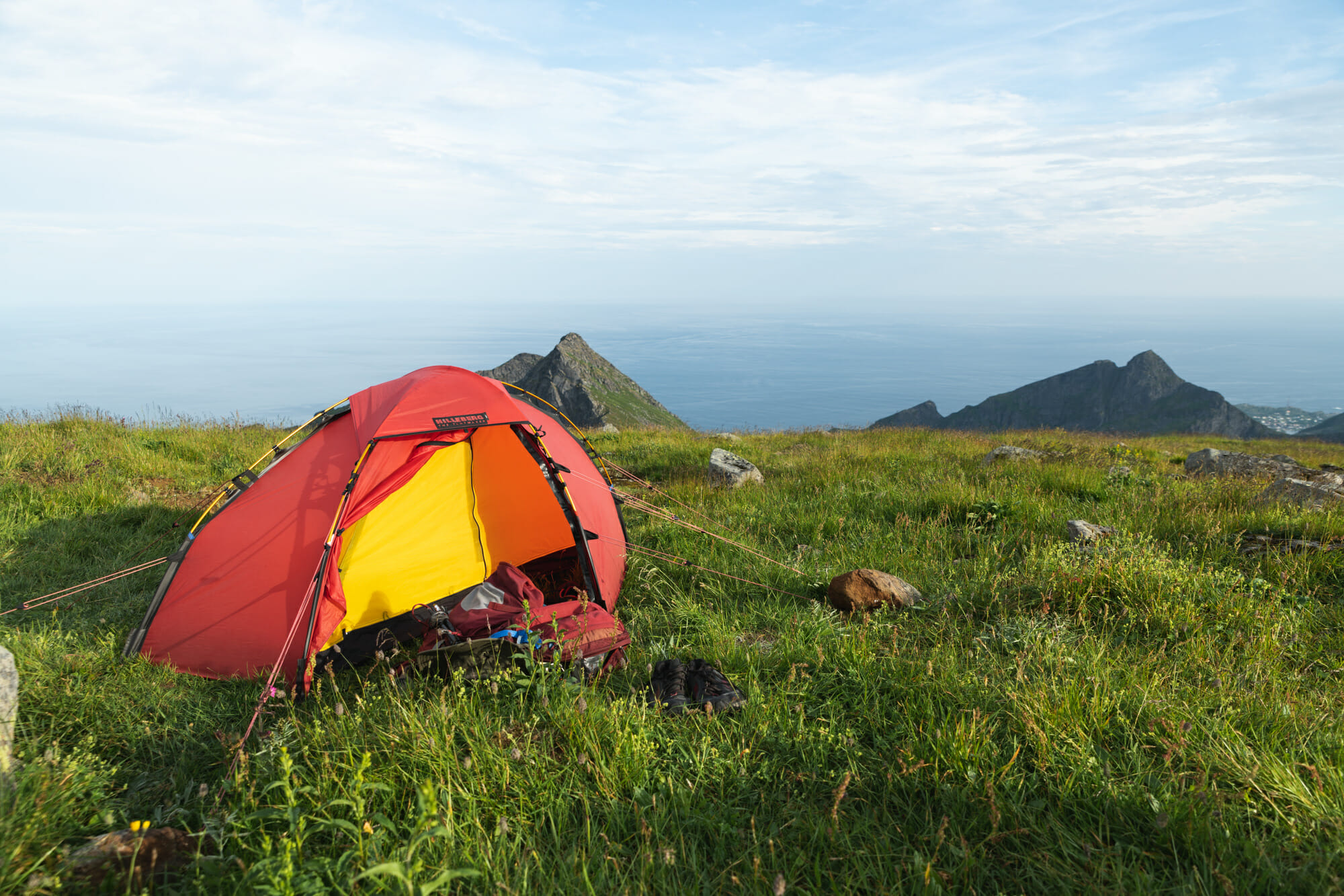 Bivouac dans les Lofoten sous le soleil de minuit