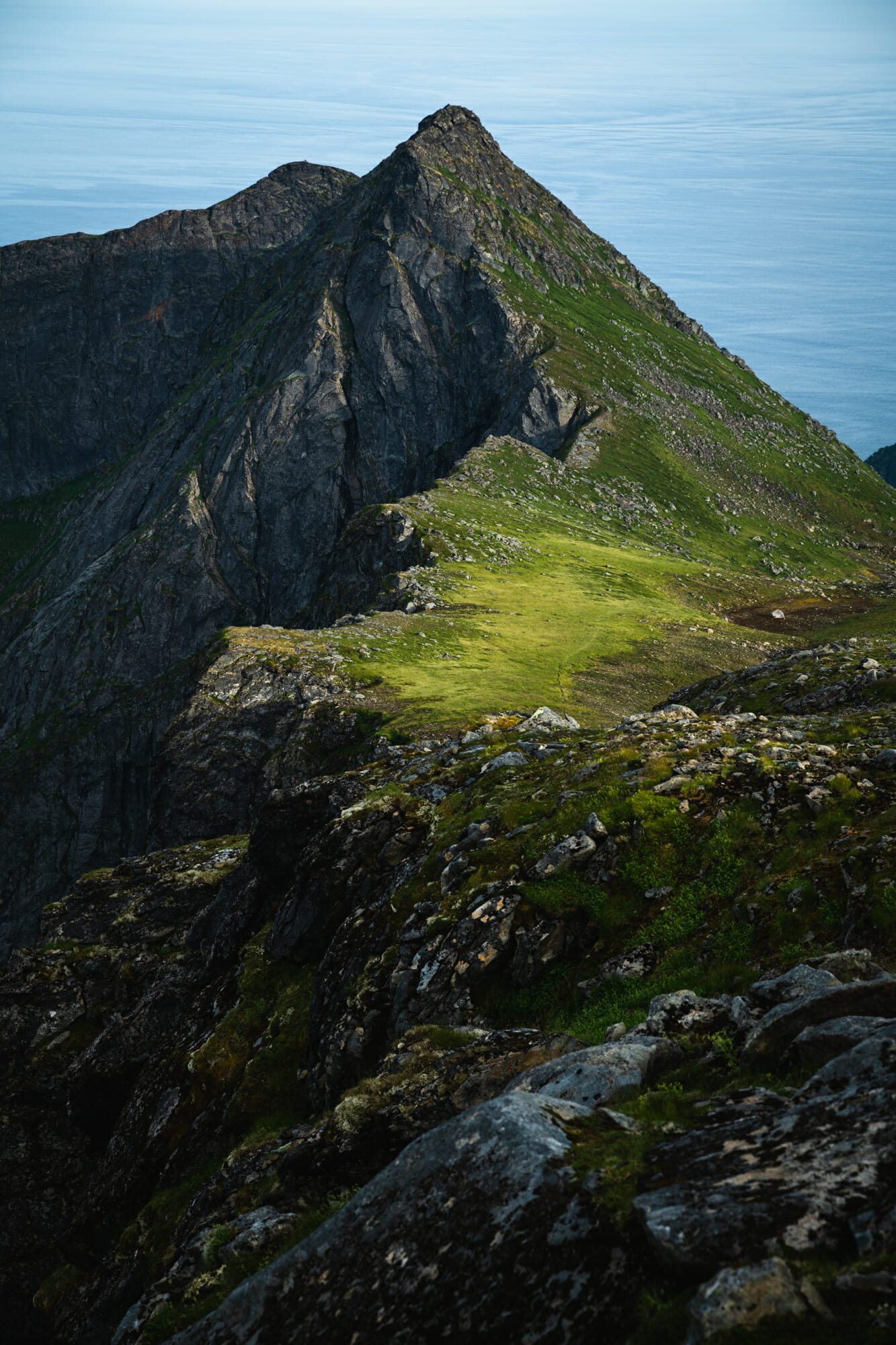 Bivouac dans les Lofoten sous le soleil de minuit