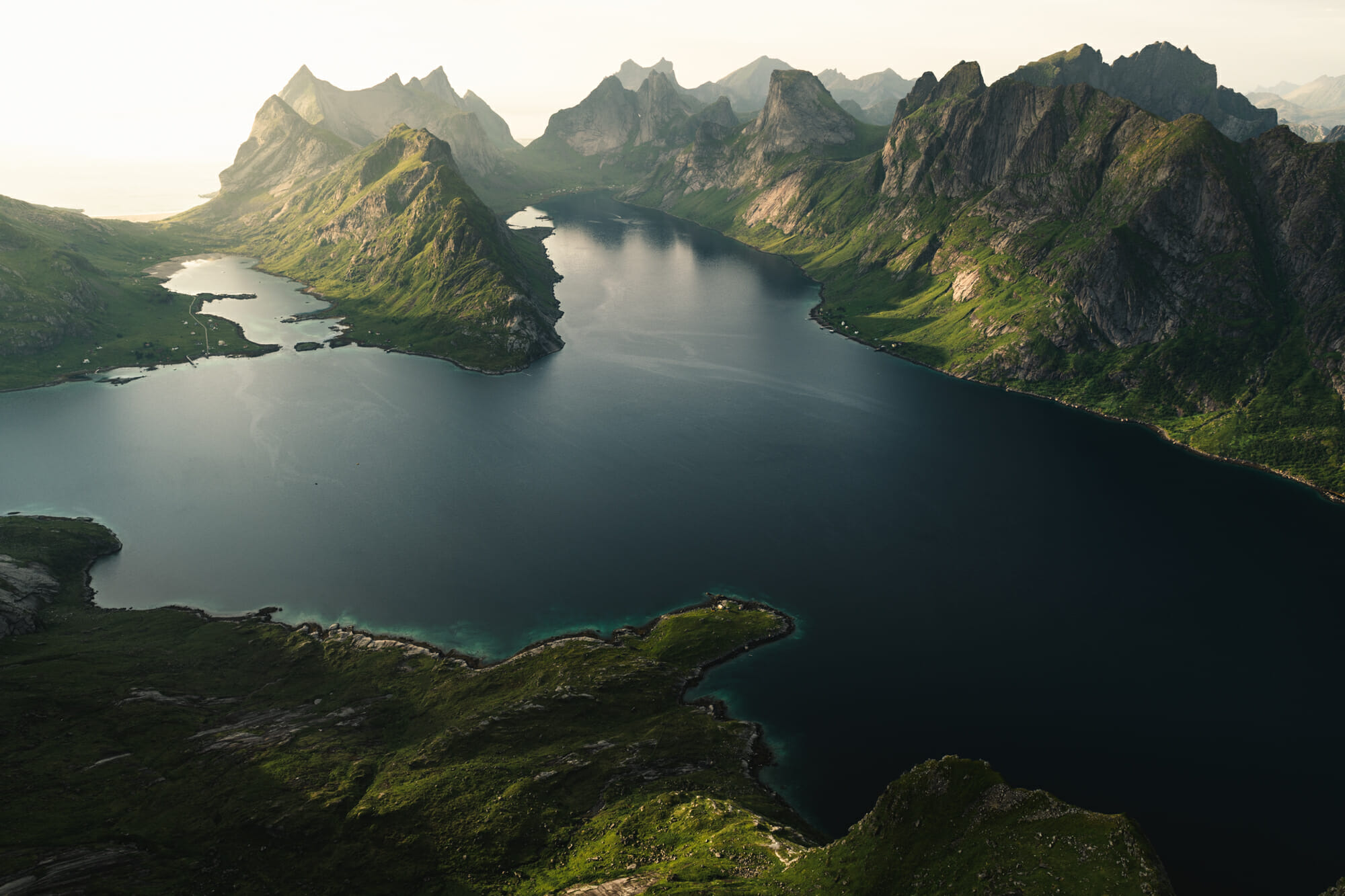 Bivouac dans les Lofoten sous le soleil de minuit