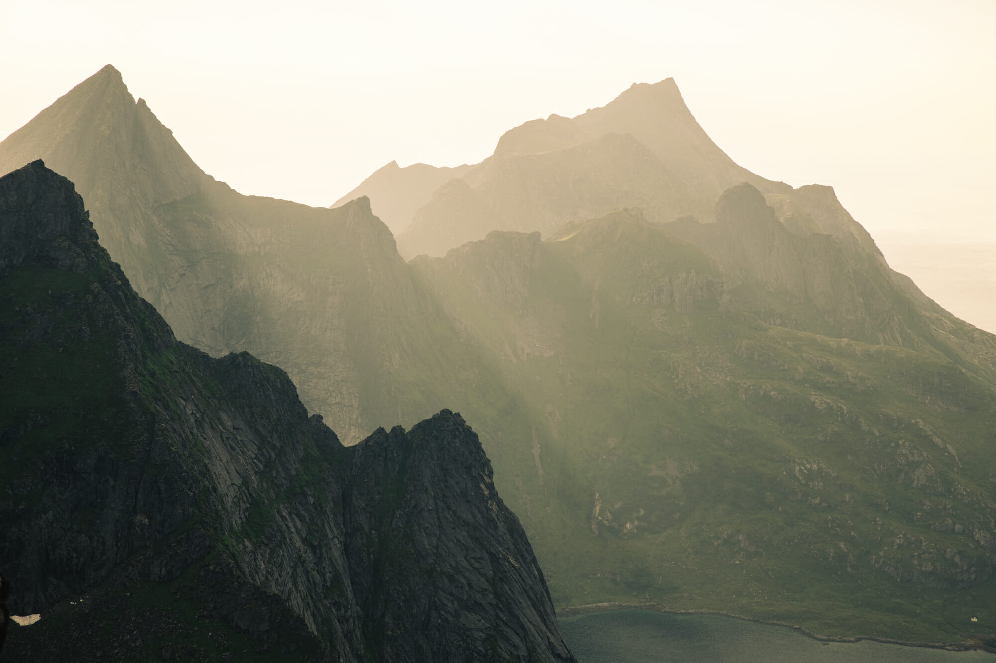 Bivouac dans les Lofoten sous le soleil de minuit