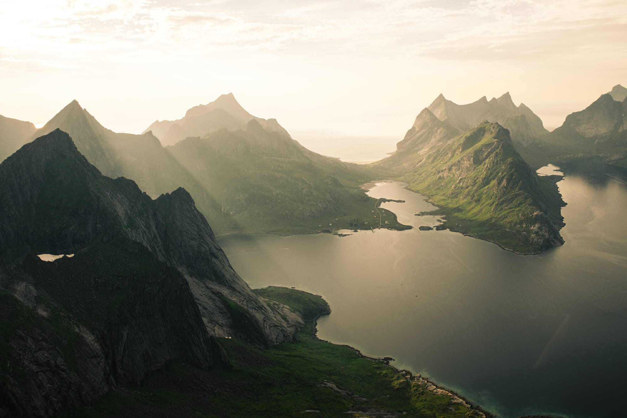 Bivouac dans les Lofoten sous le soleil de minuit