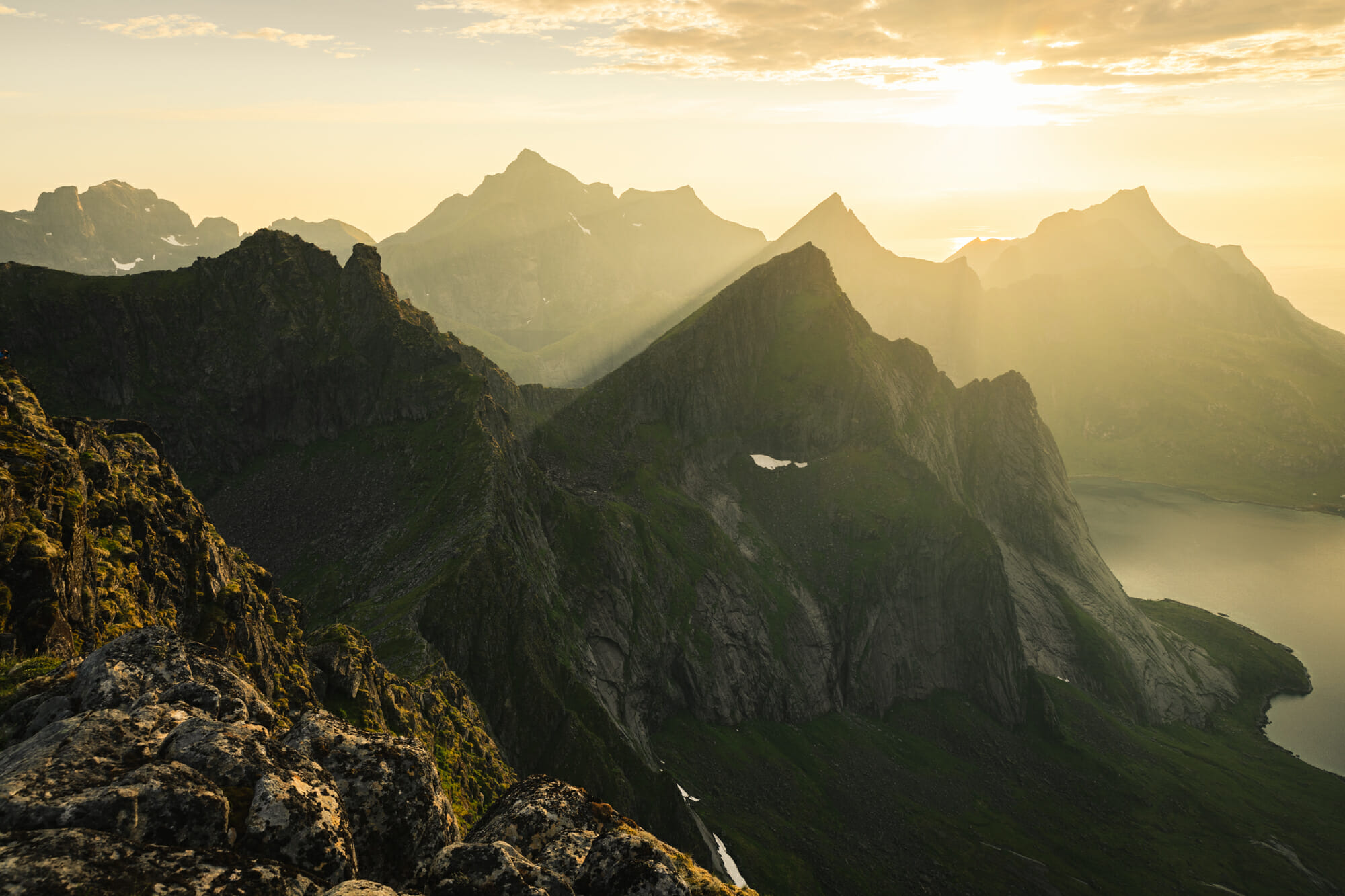 Bivouac dans les Lofoten sous le soleil de minuit