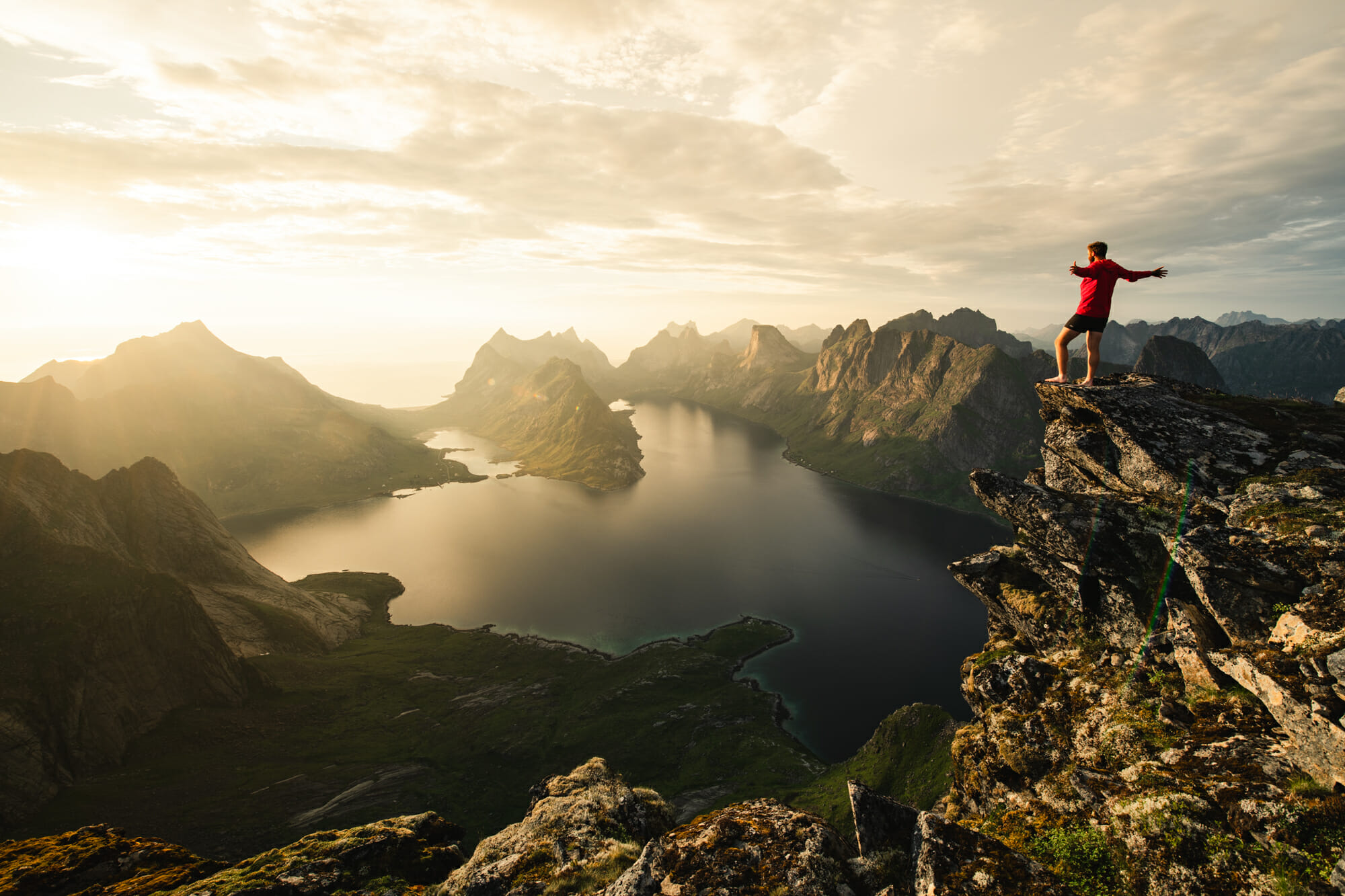 Bivouac dans les Lofoten sous le soleil de minuit