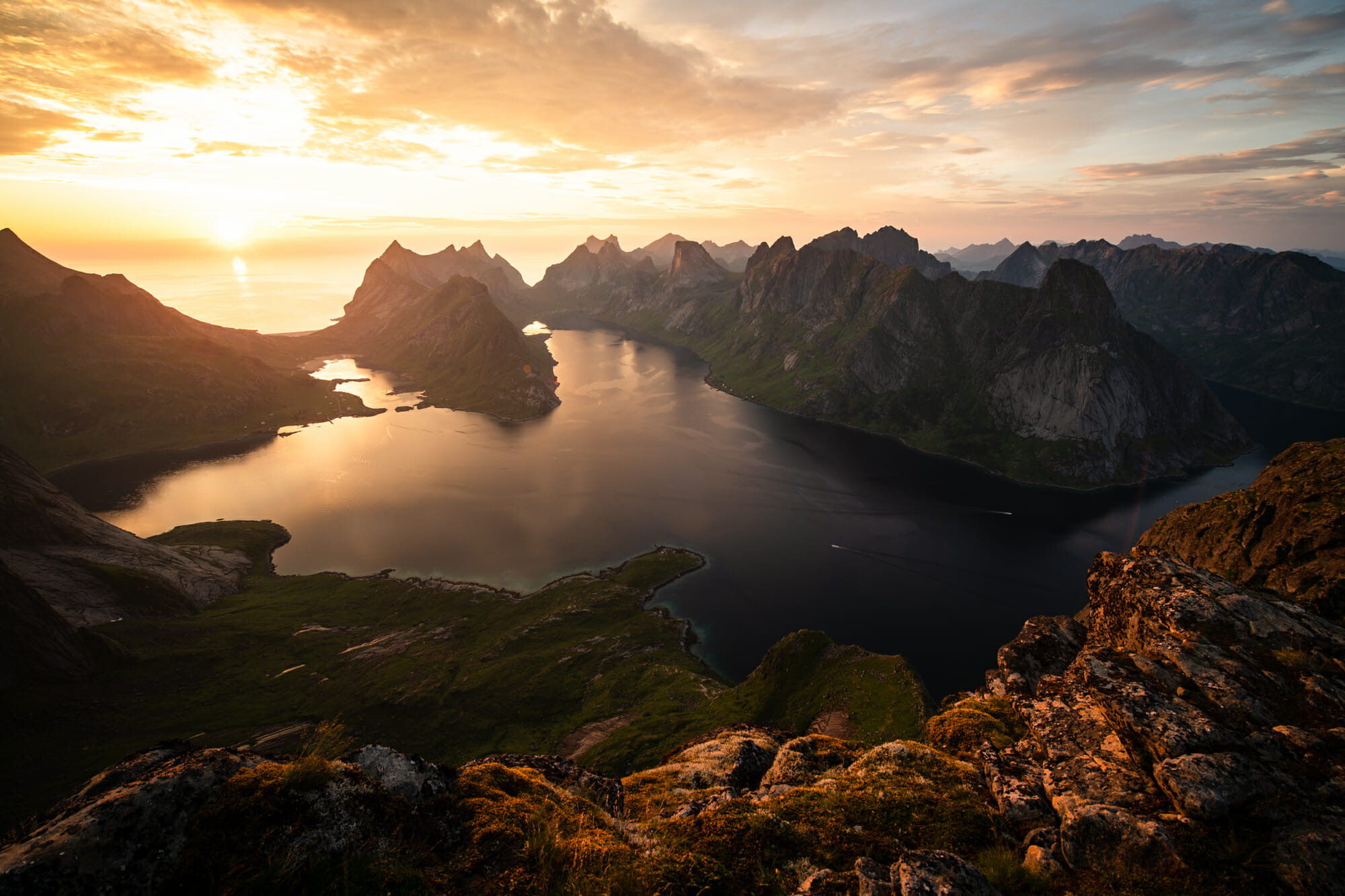 Bivouac dans les Lofoten sous le soleil de minuit