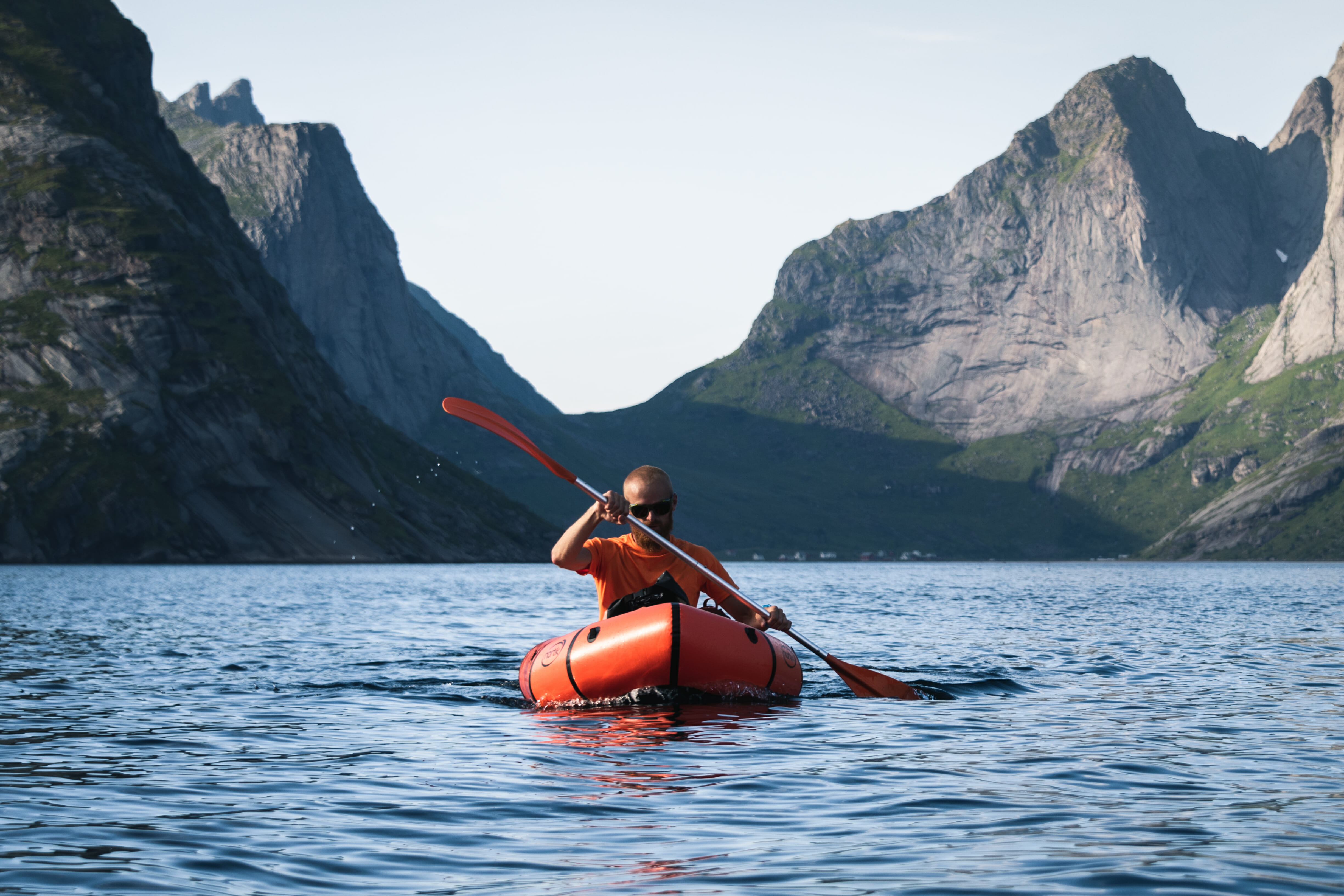 Packraft dans les Lofoten et ascension du Helvestinden