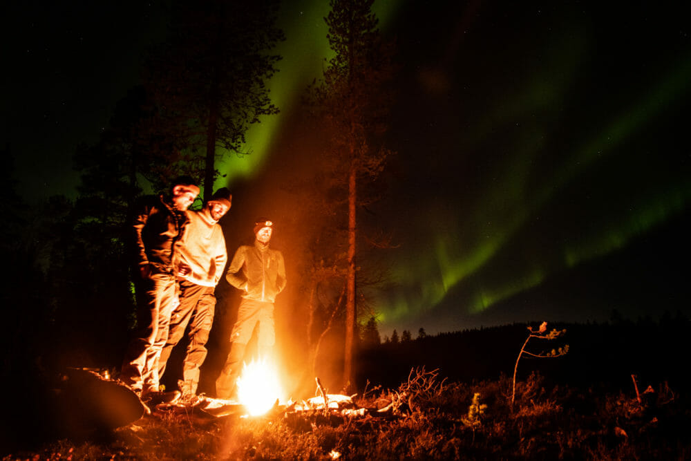 Feu de camps sous les aurores boréales