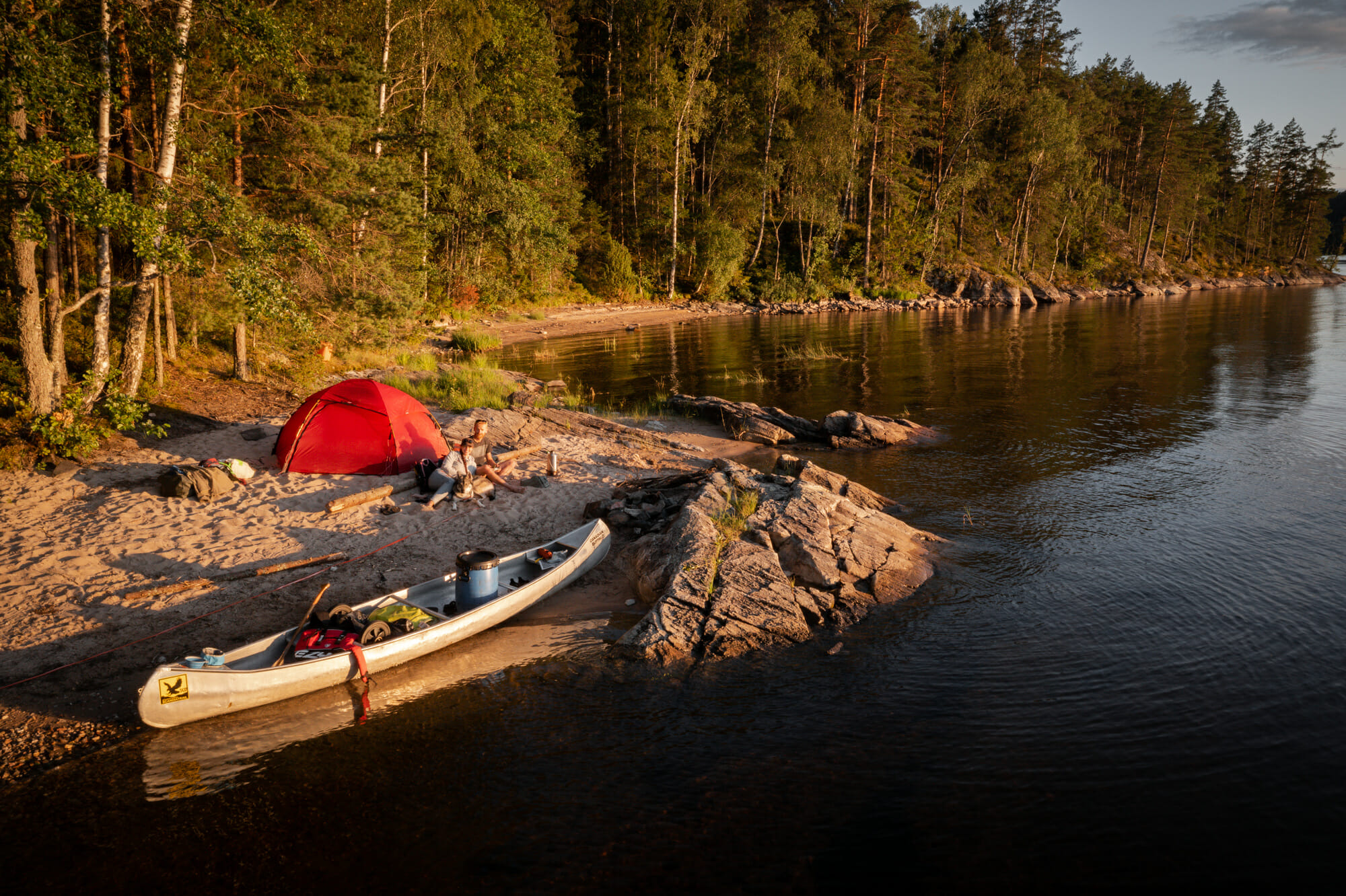 Le Canoë Trip avec mon chien, vue drone au coucher du soleil, Värmland