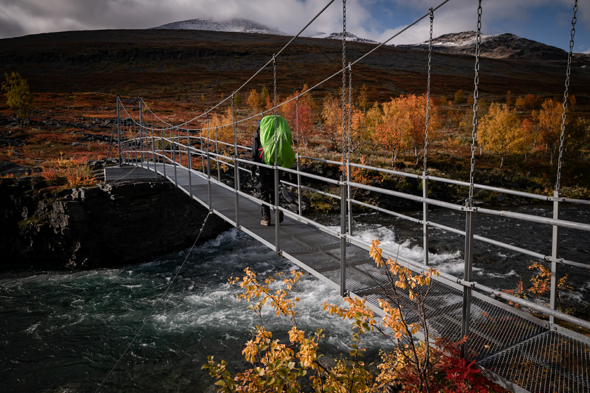 Traversée d'un pont sur le Kungsleden en Laponie finlandaise