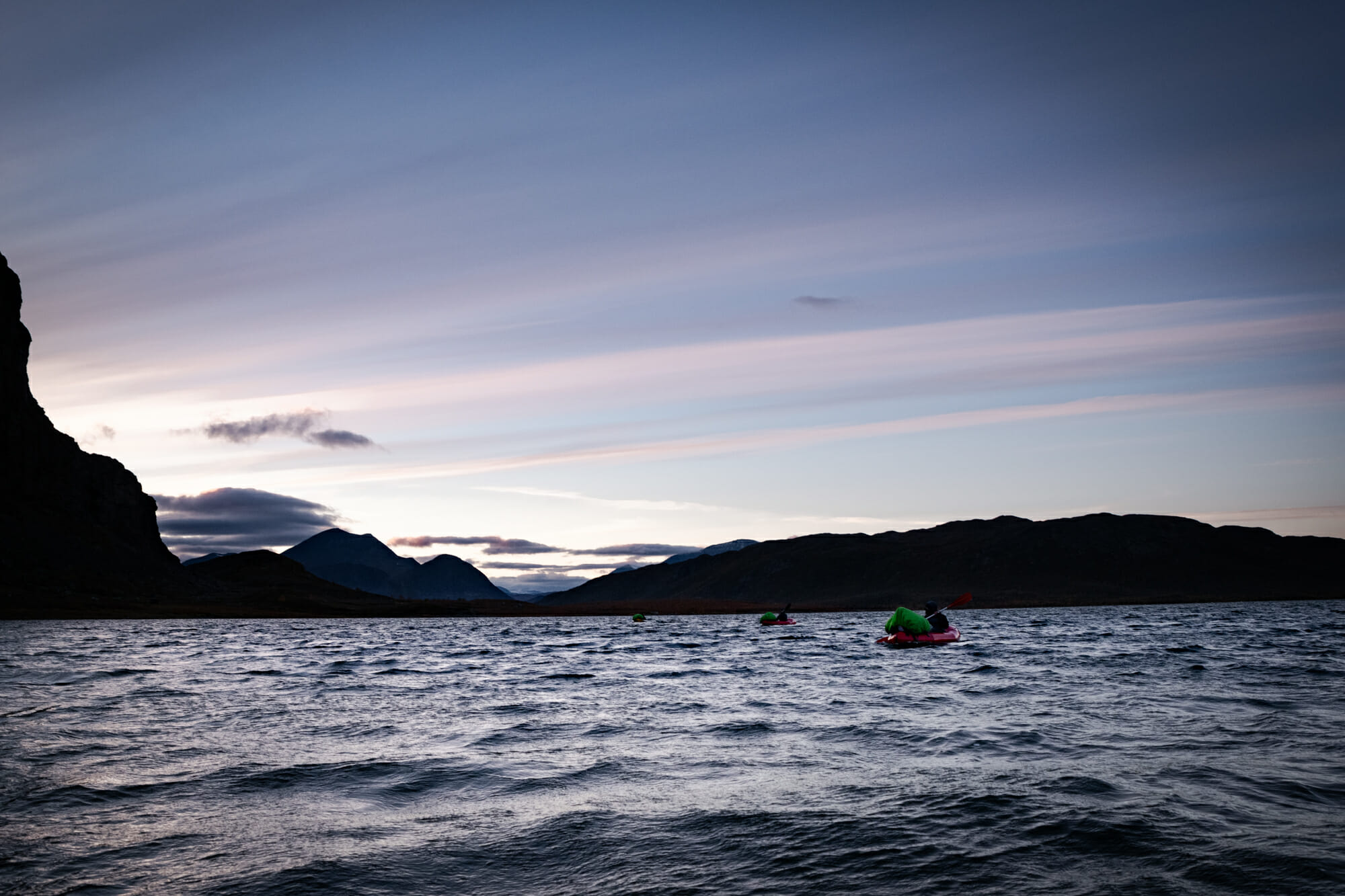 Crépuscule en Packraft sur la rivière Kaïtum