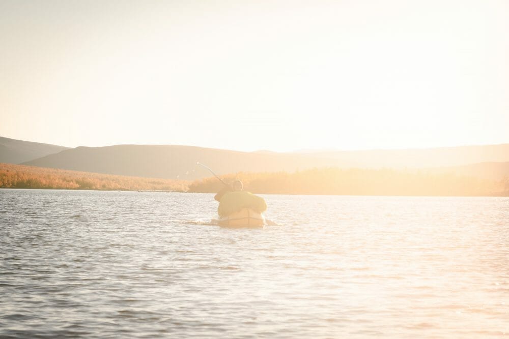 Crépuscule sur la rivière Kaïtum en Laponie suédoise