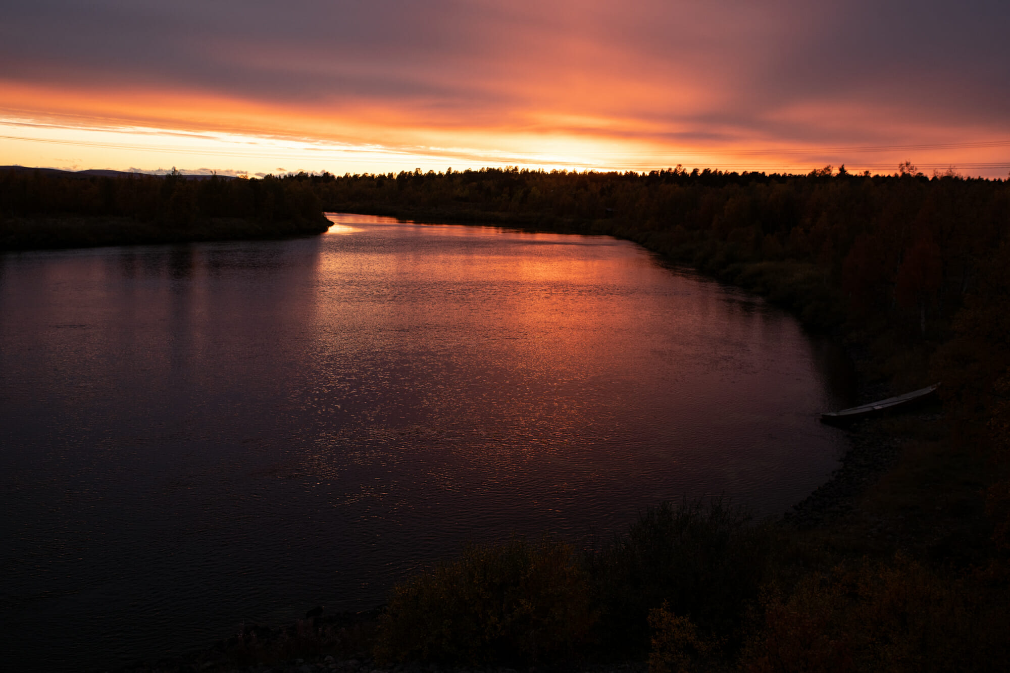Au milieu coule la rivière Kaïtum en Laponie suédoise