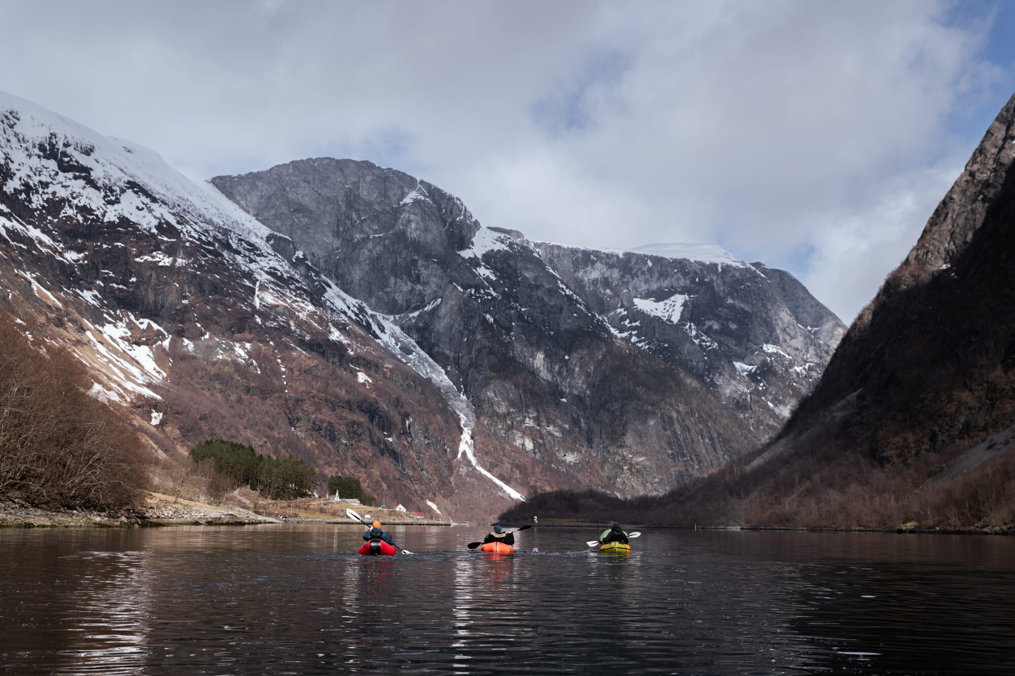 Packraft dans le Nærøyfjord