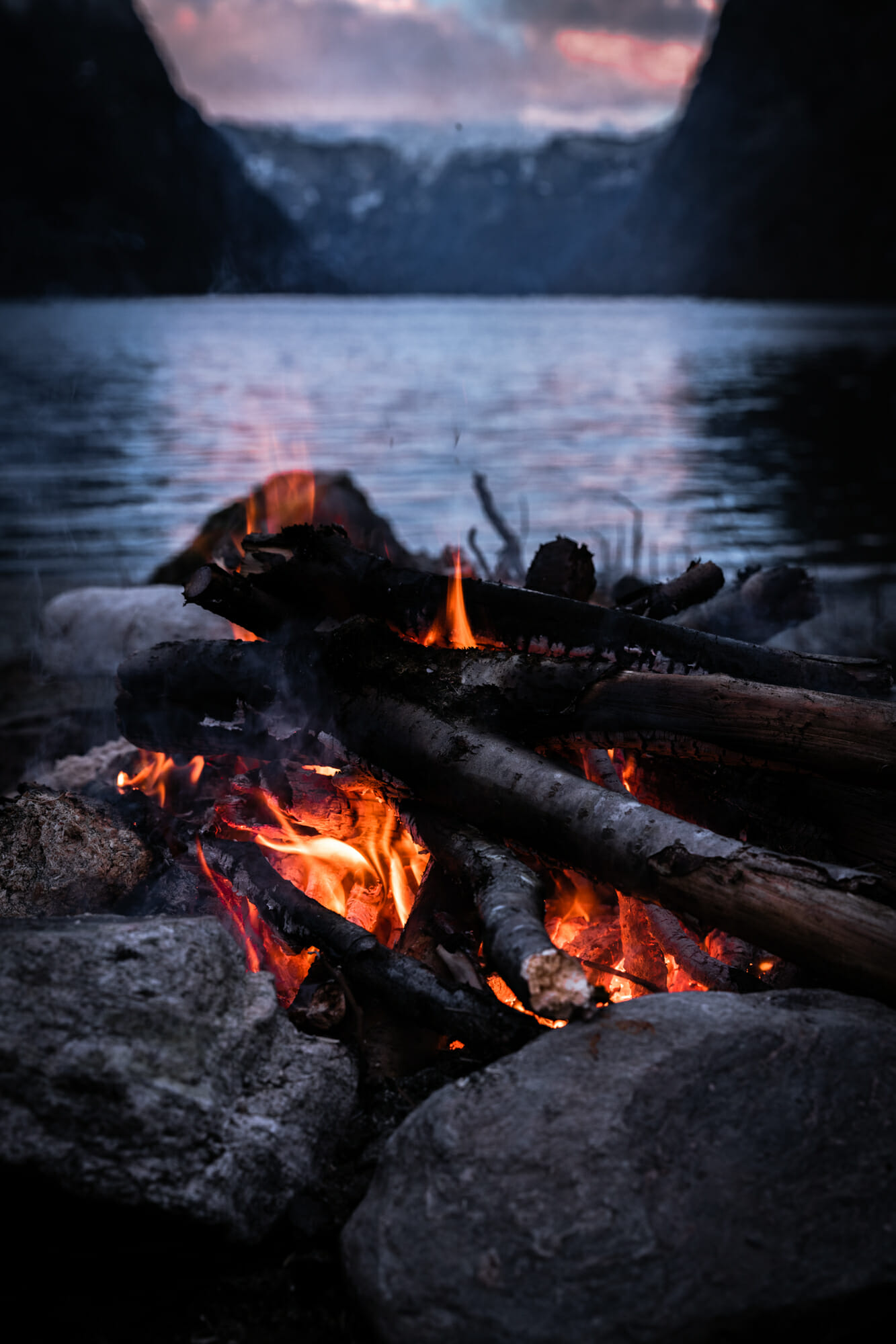 Feu de camps au coeur d'un fjord norvégien