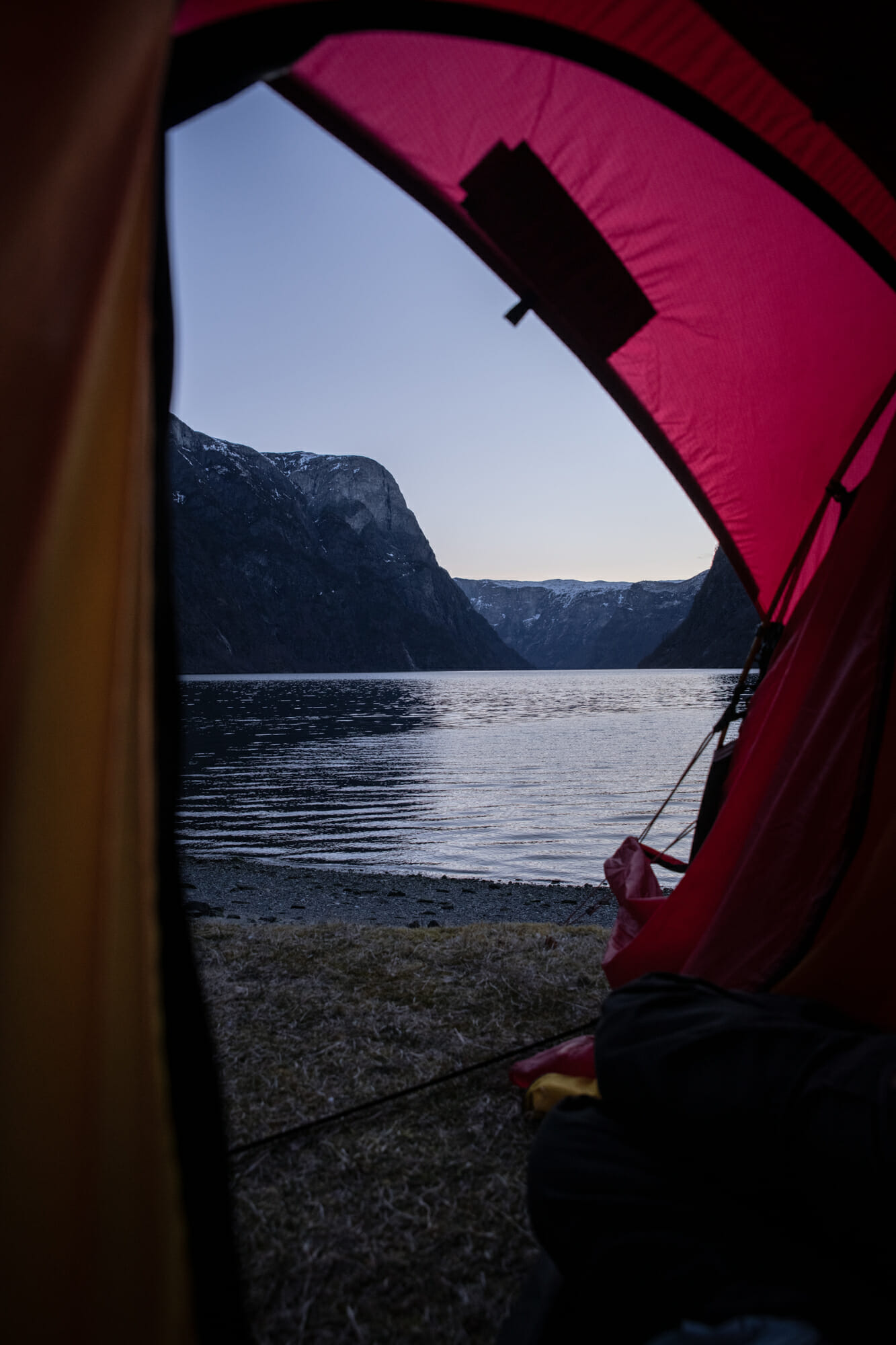 Tente dans le Nærøyfjord