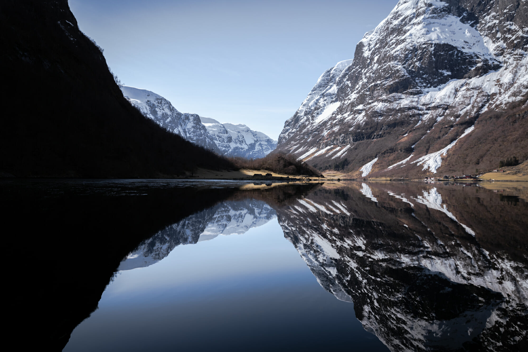 Le fjord Nærøyfjord en Norvège du sud