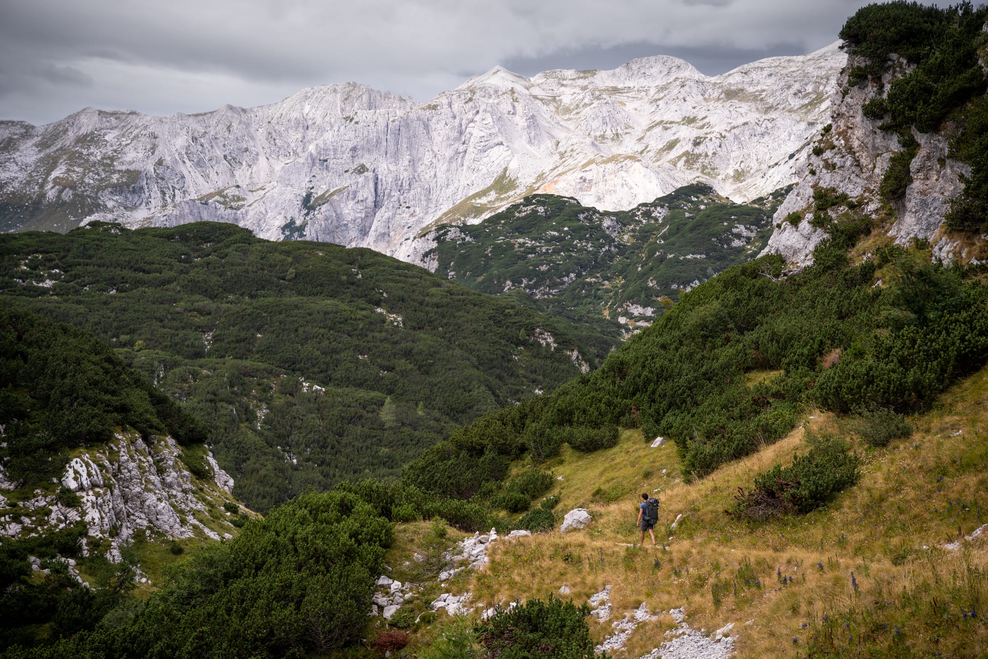 Randonnée dans le Triglav en Slovénie pendant le Packraft Trail Slovénie