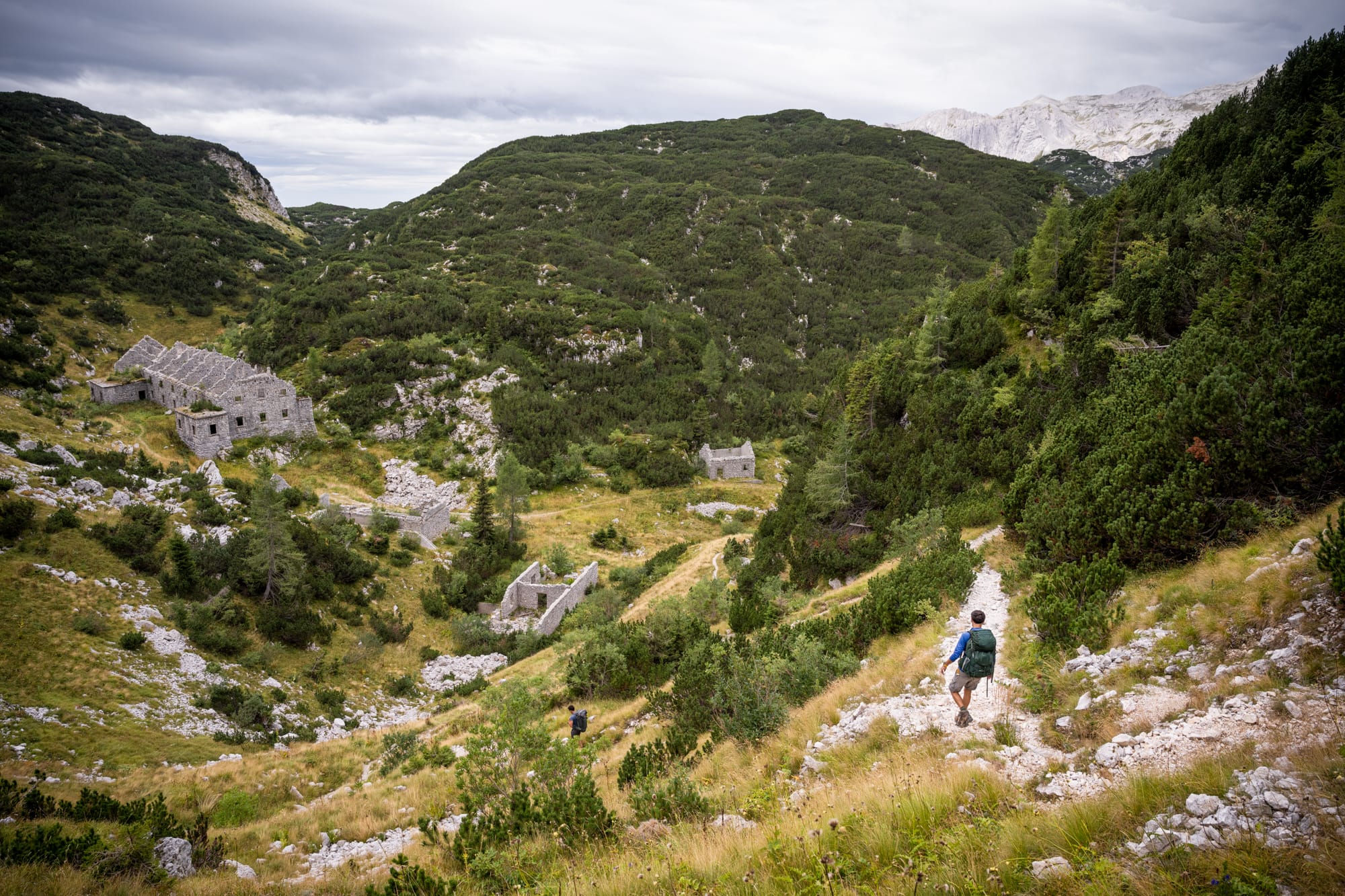 Randonnée dans le Triglav en Slovénie pendant le Packraft Trail Slovénie