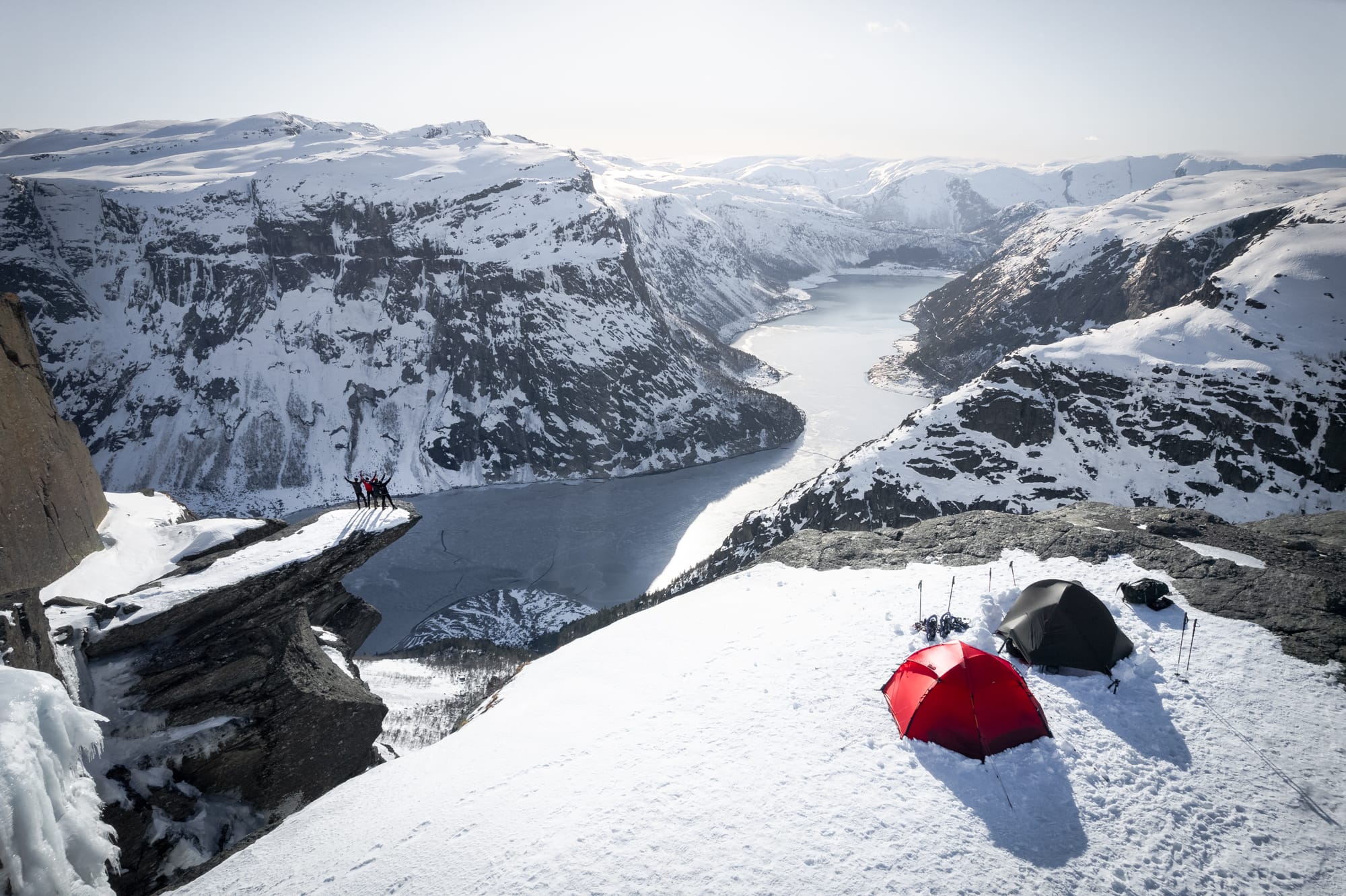 Randonnée et bivouac à trolltunga en hiver