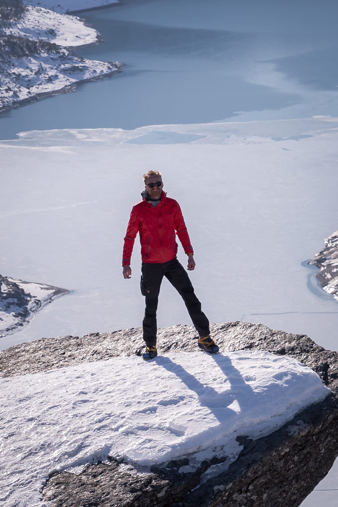 Julien Libert sur la trolltunga en hiver