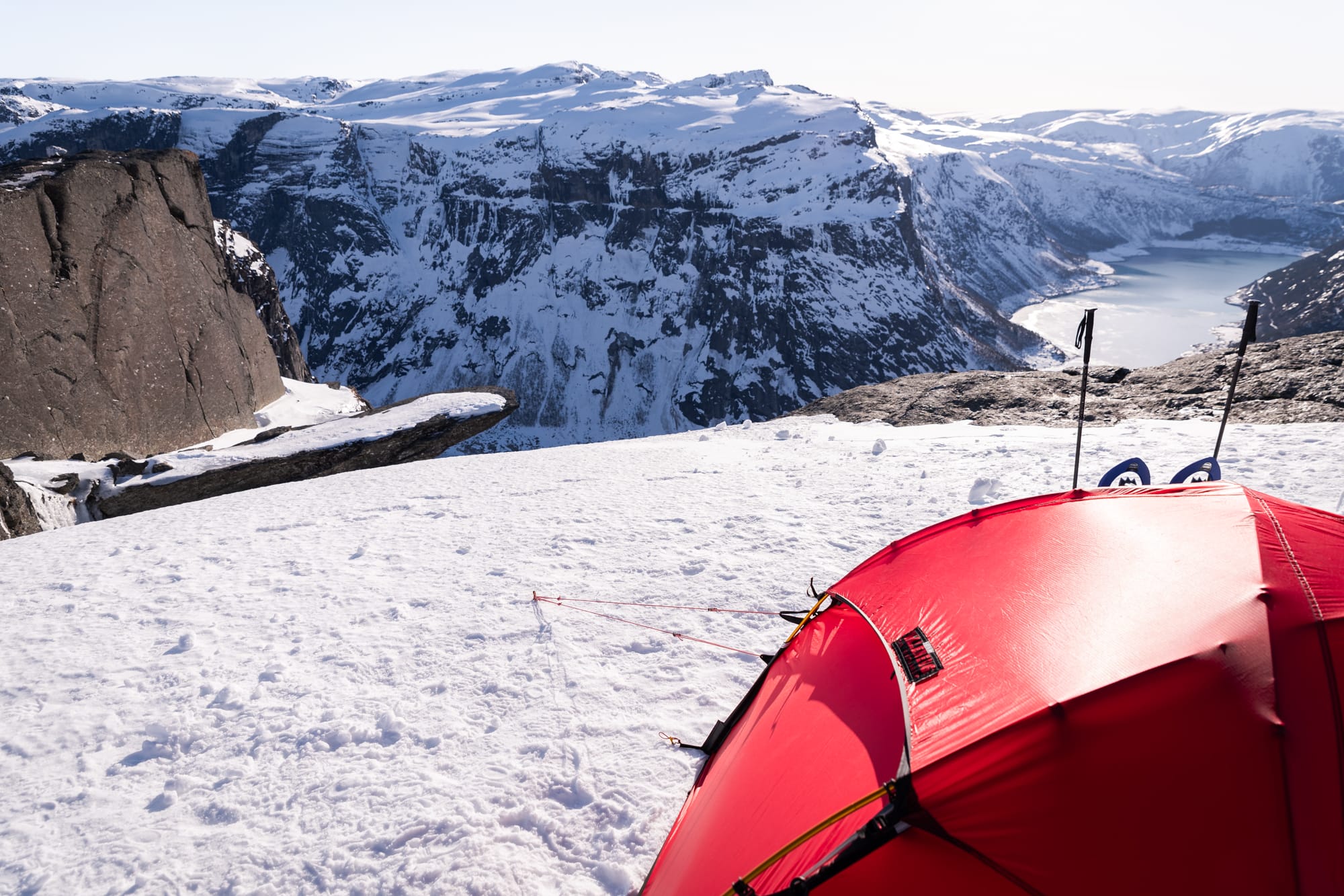 Randonnée et bivouac à trolltunga en hiver