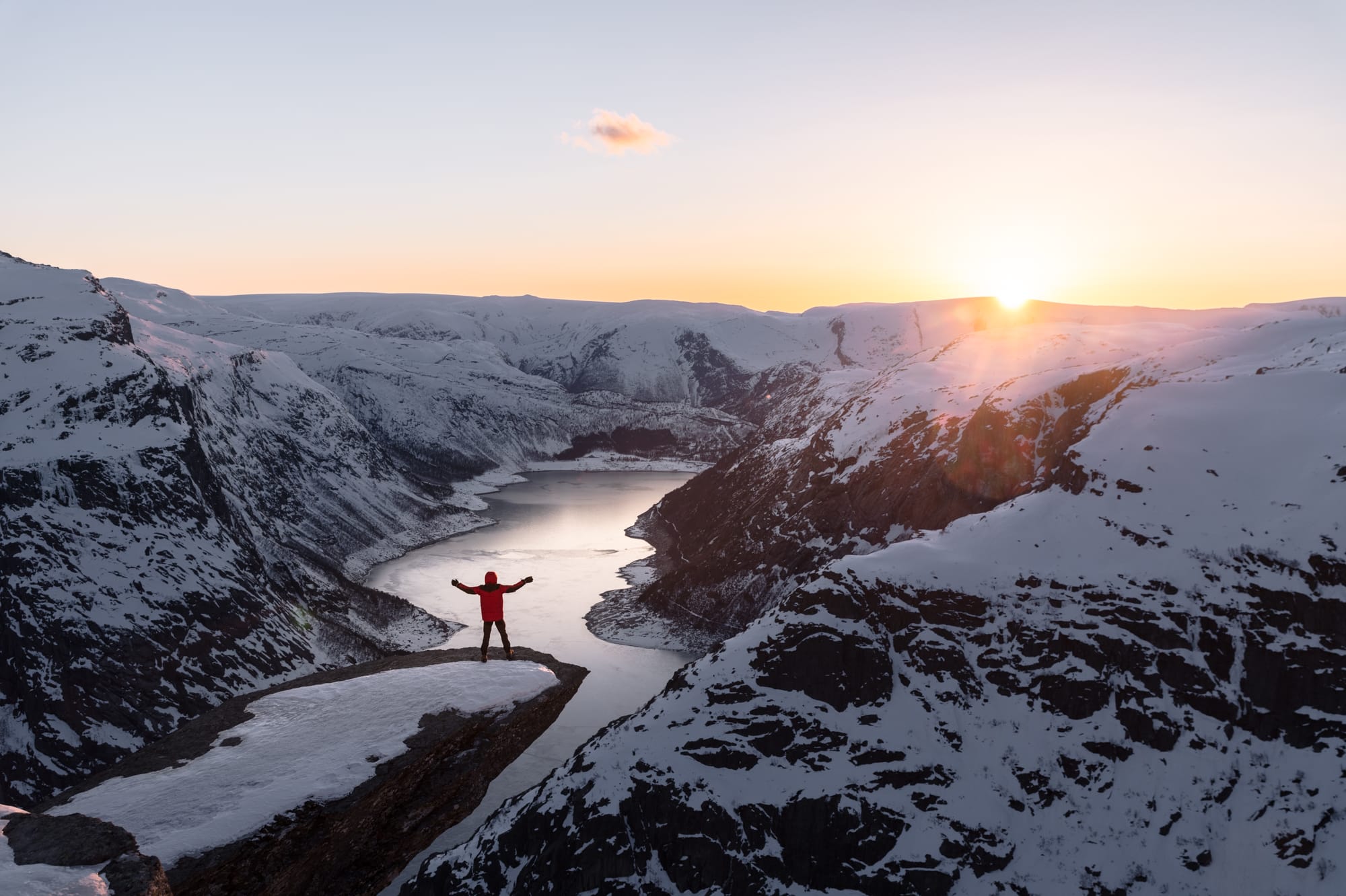 Crépuscule à Trolltunga en hiver