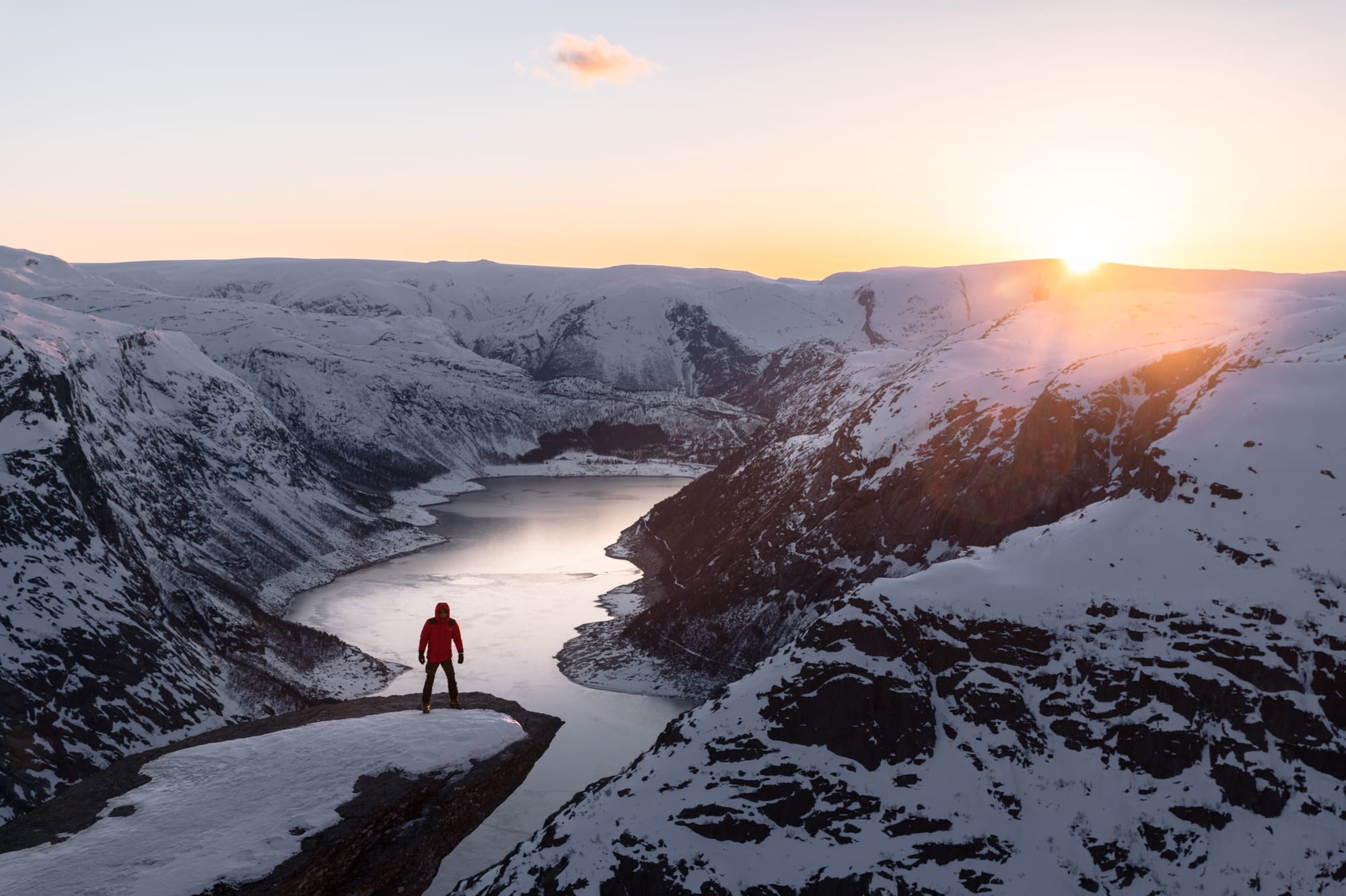 Julien Libert sur la Trolltunga en hiver