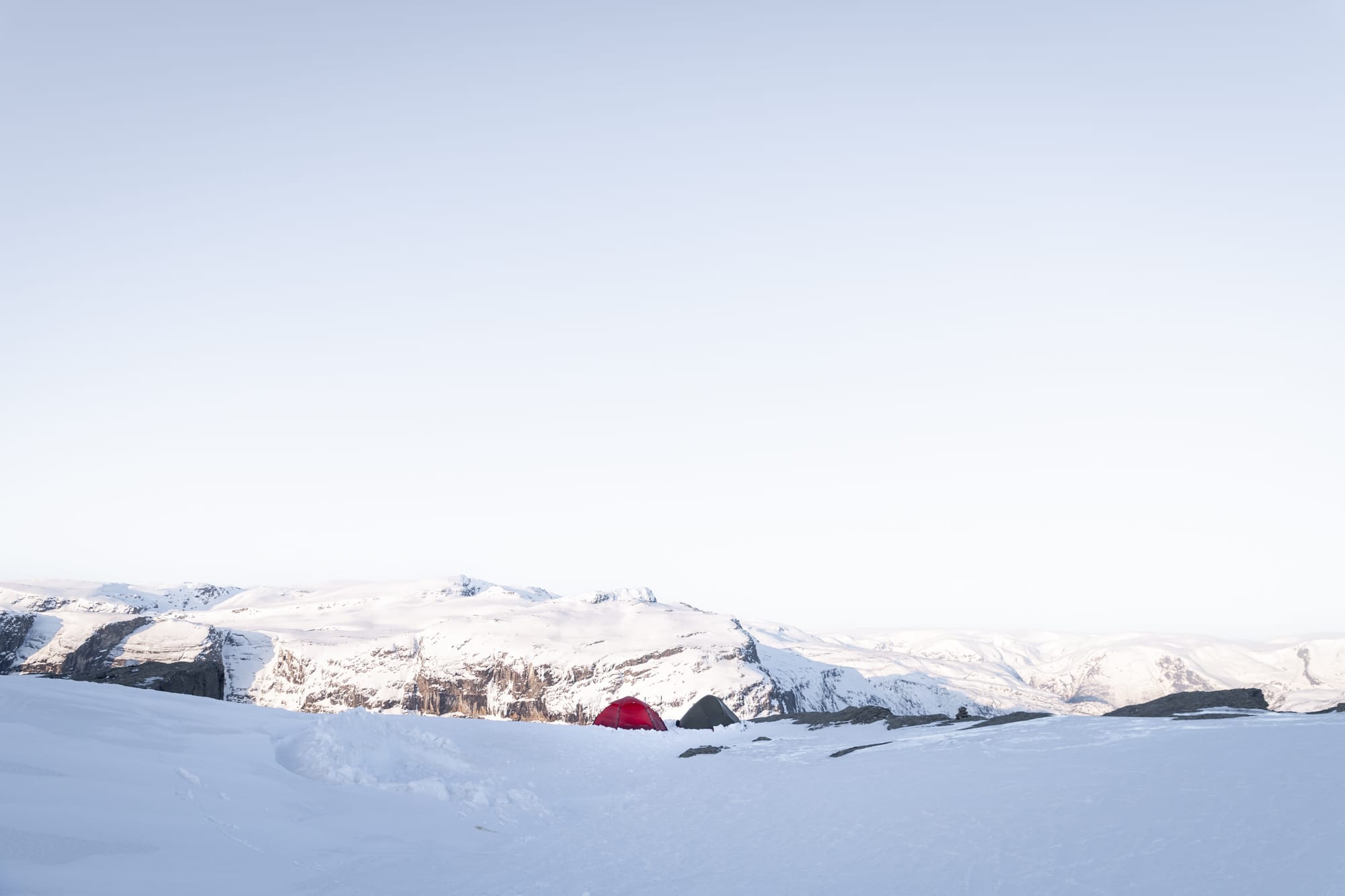 Randonnée et bivouac à trolltunga en hiver