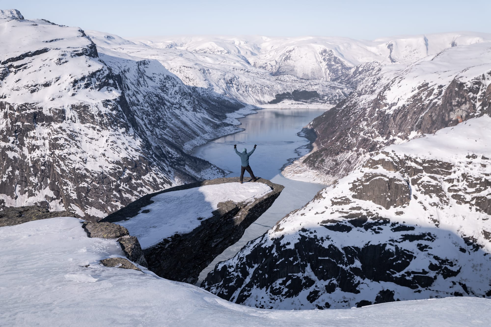 Randonnée et bivouac à trolltunga en hiver