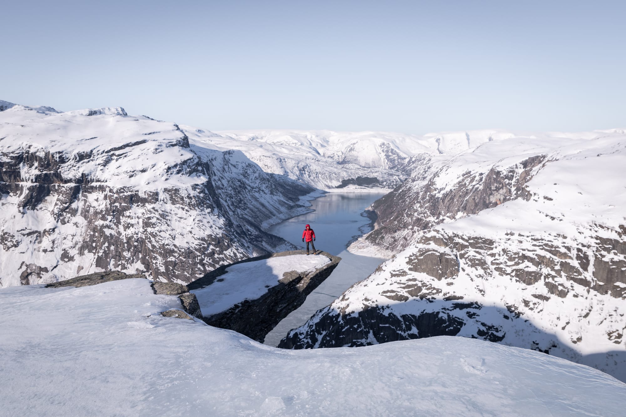 Julien Libert sur la Trolltunga en hiver