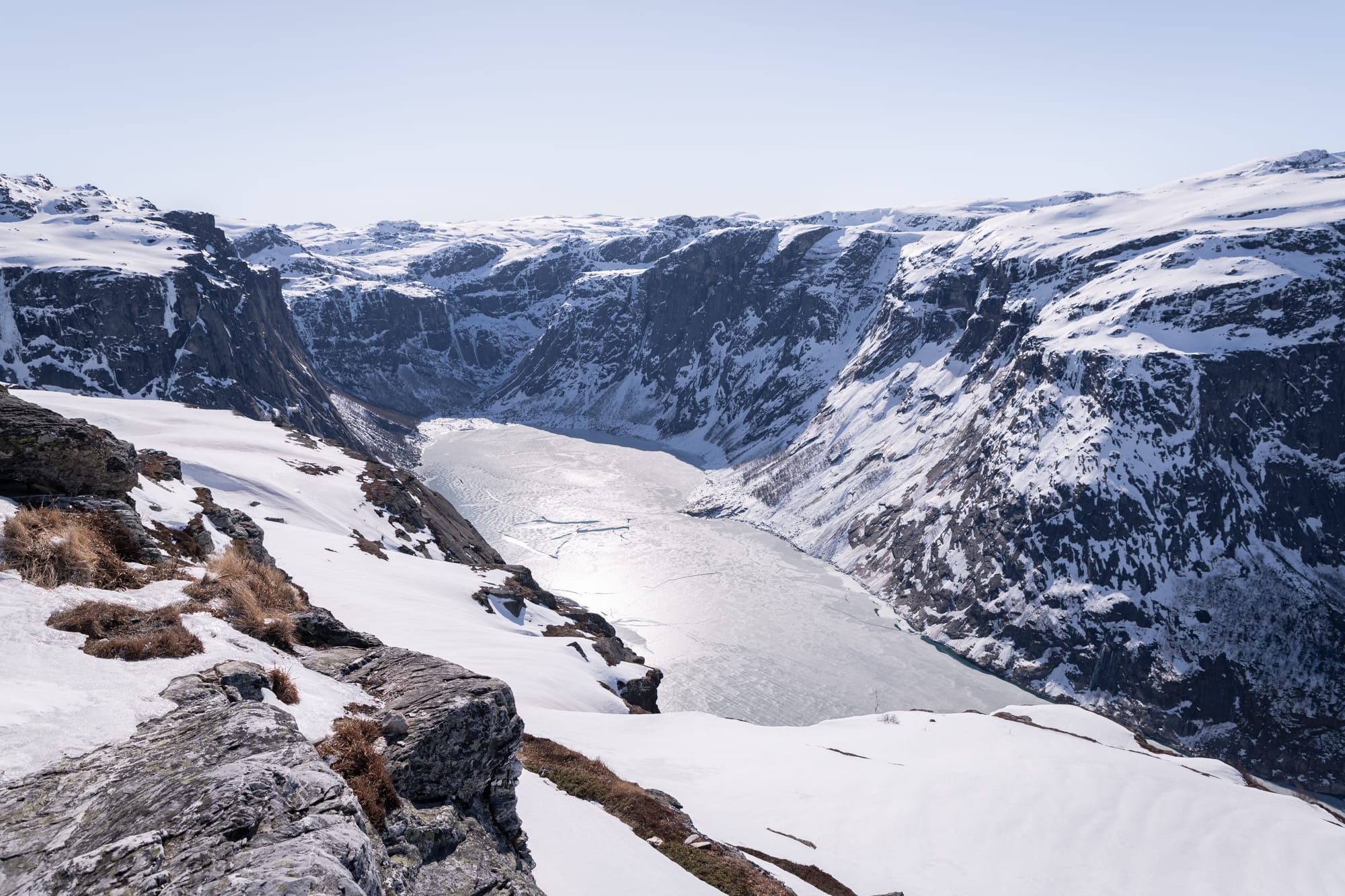 Randonnée et bivouac à trolltunga en hiver