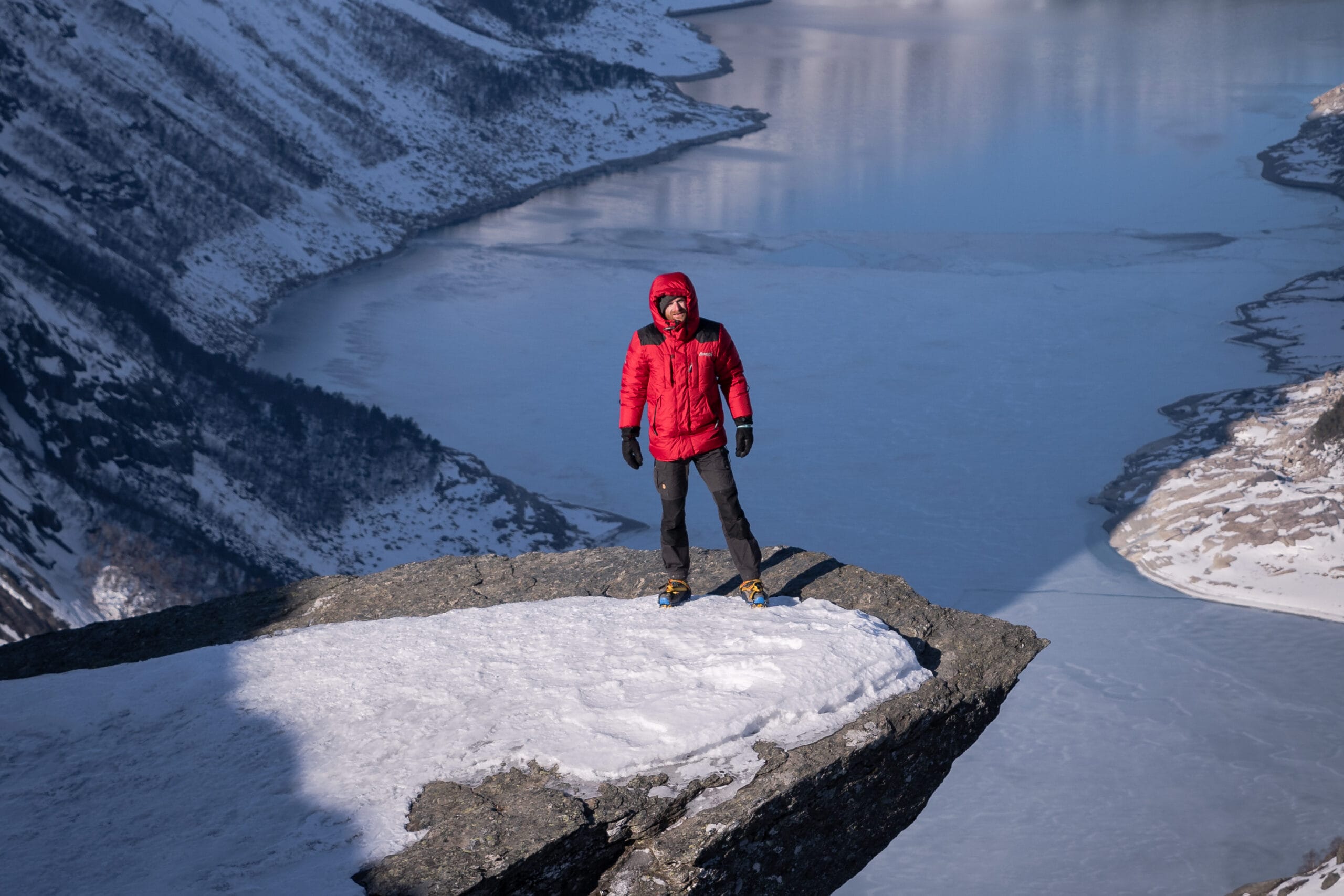 Randonnée et bivouac à trolltunga en hiver