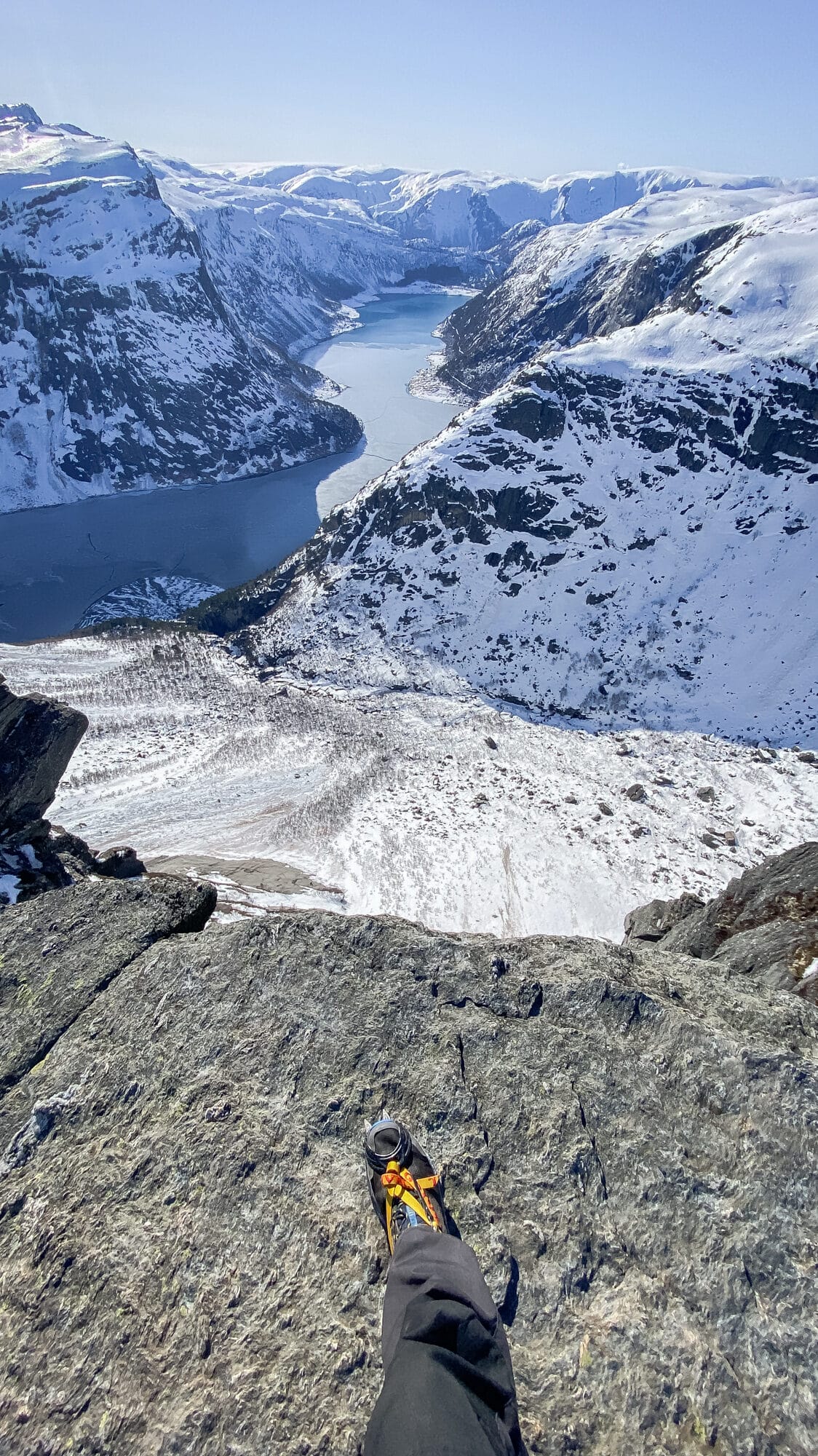 Randonnée et bivouac à trolltunga en hiver