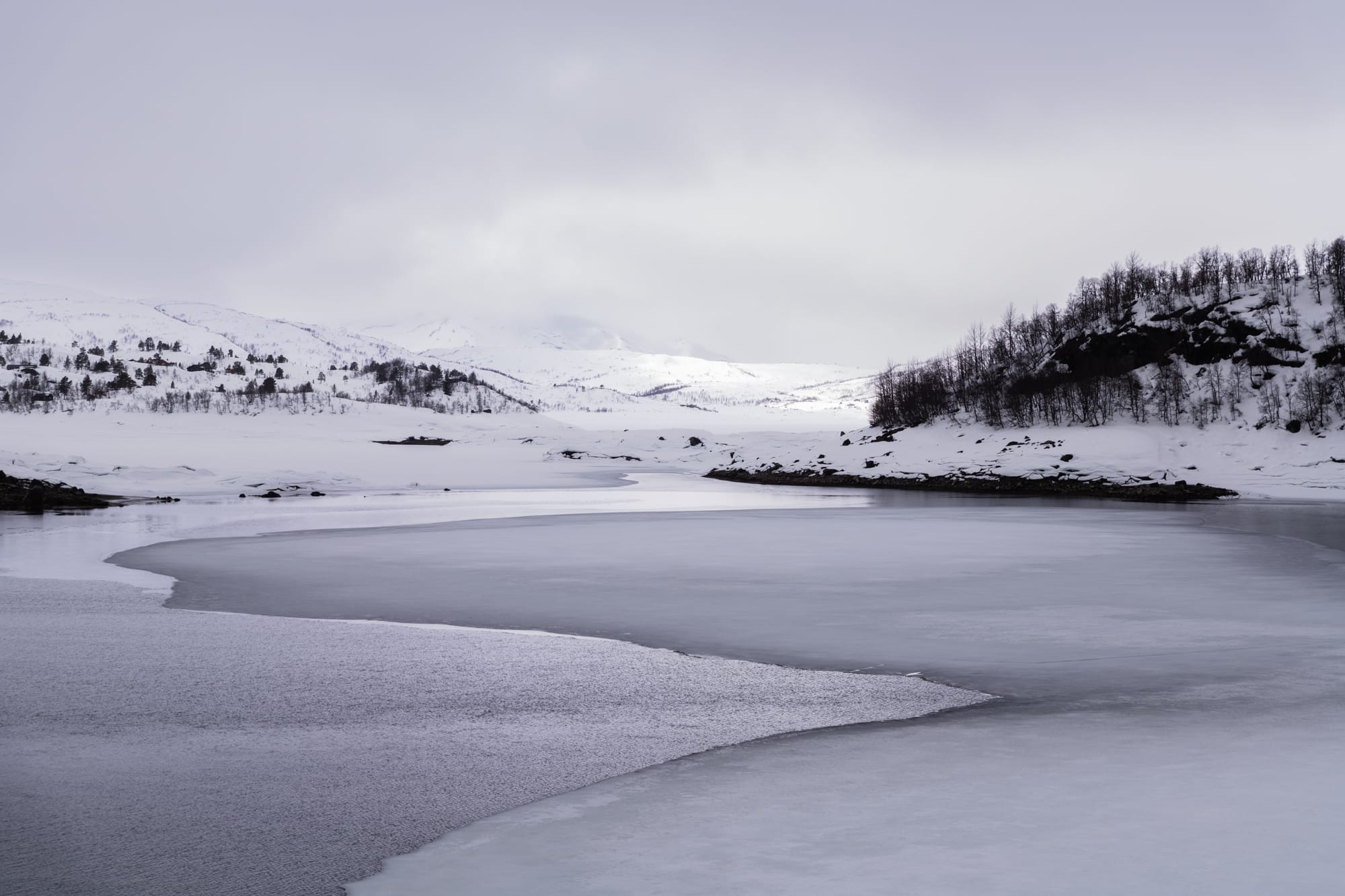 Cabane au dessus d'un fjord