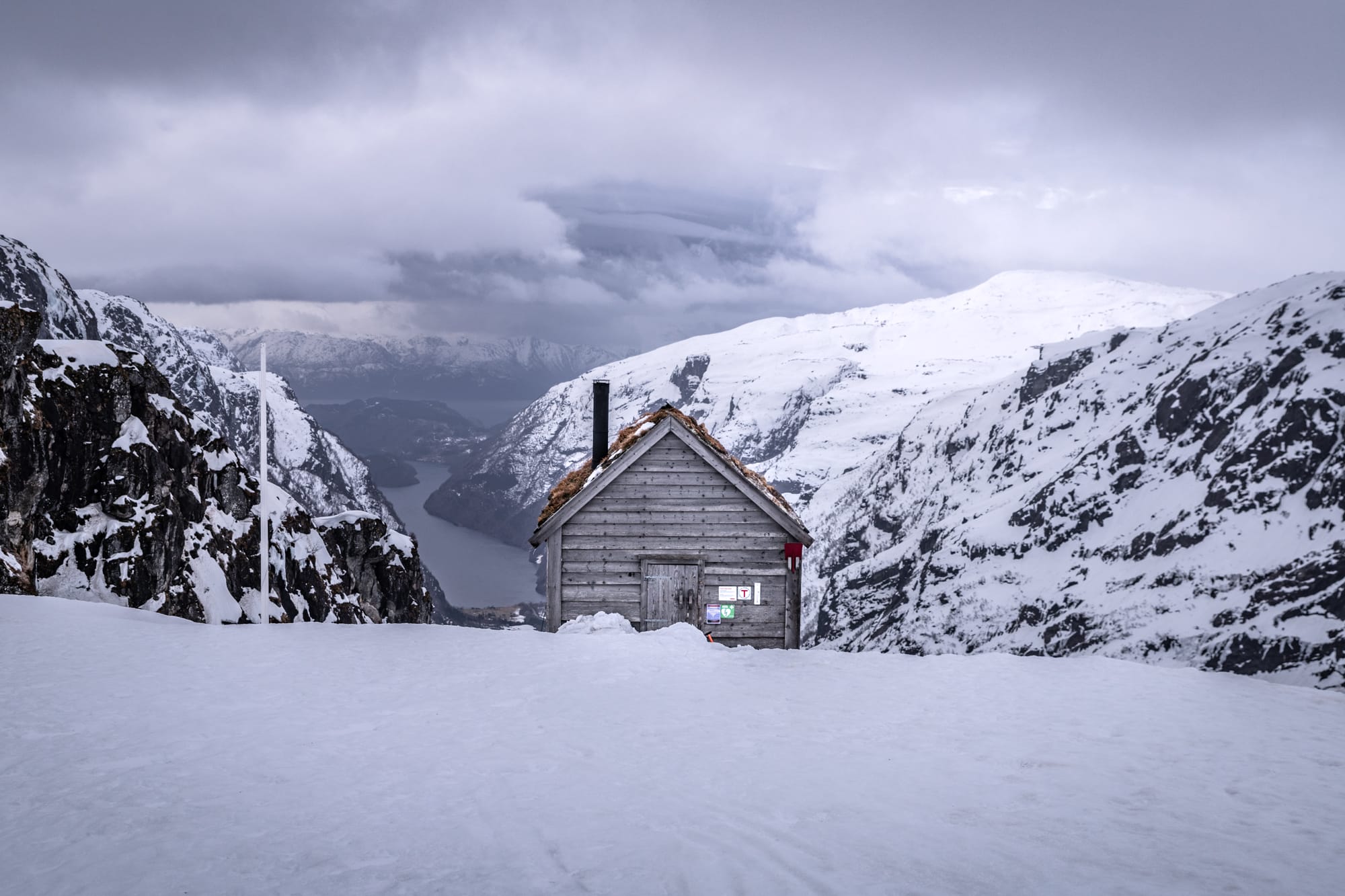 Cabane au dessus d'un fjord
