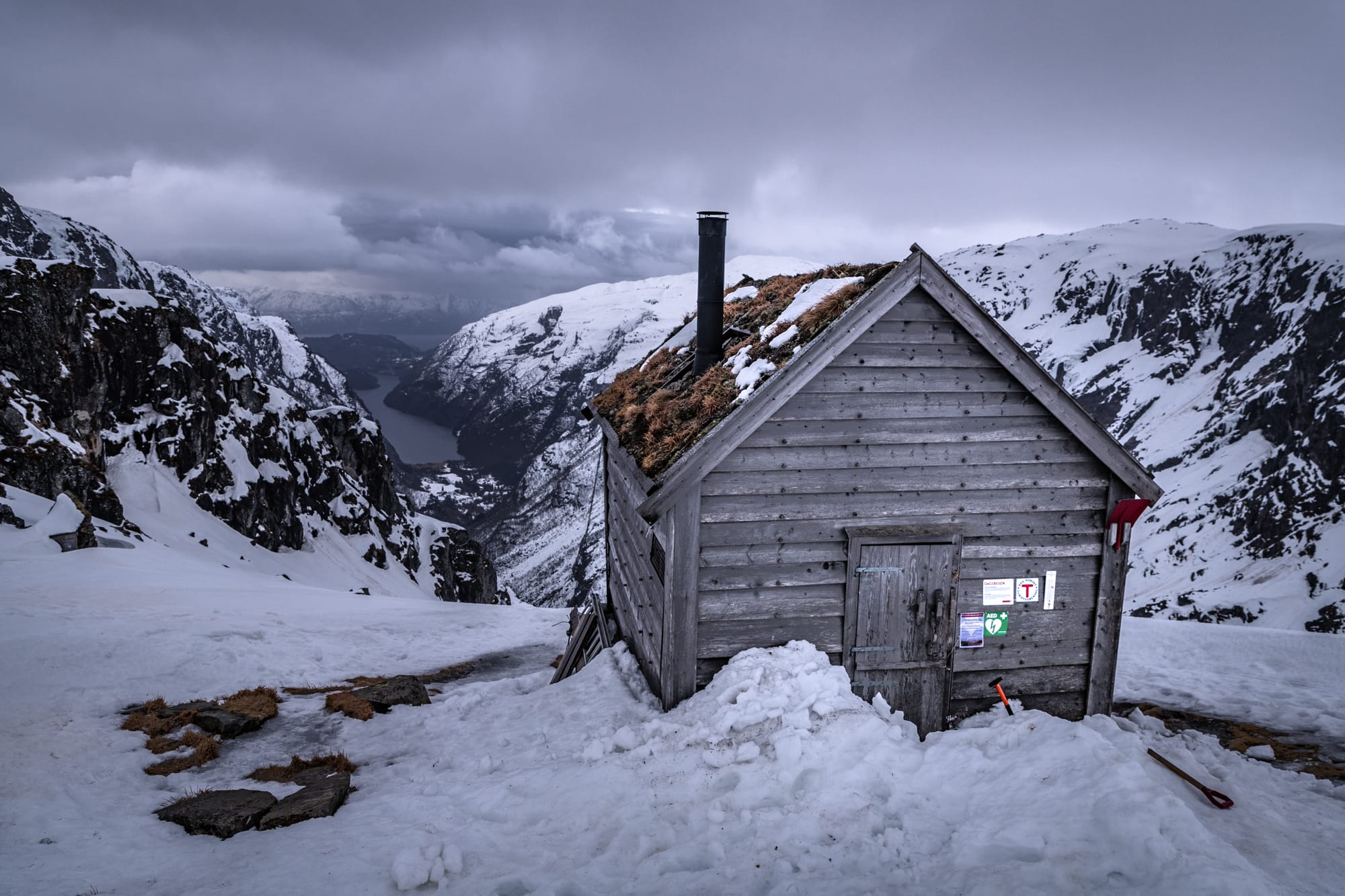 Cabane au dessus d'un fjord