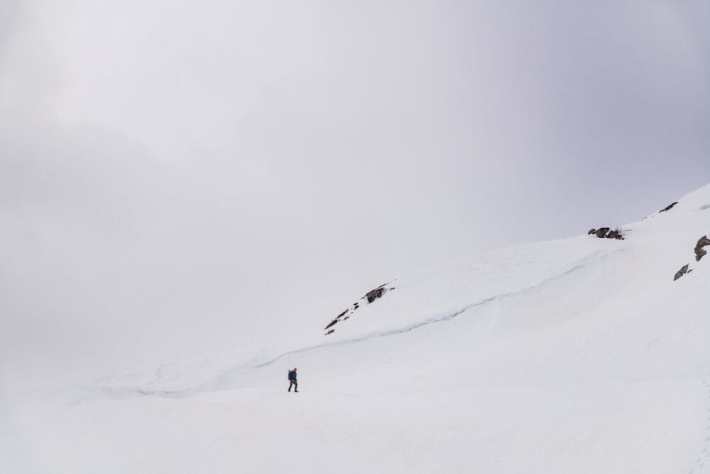 Randonneur solitaire dans les montagnes de Norvège