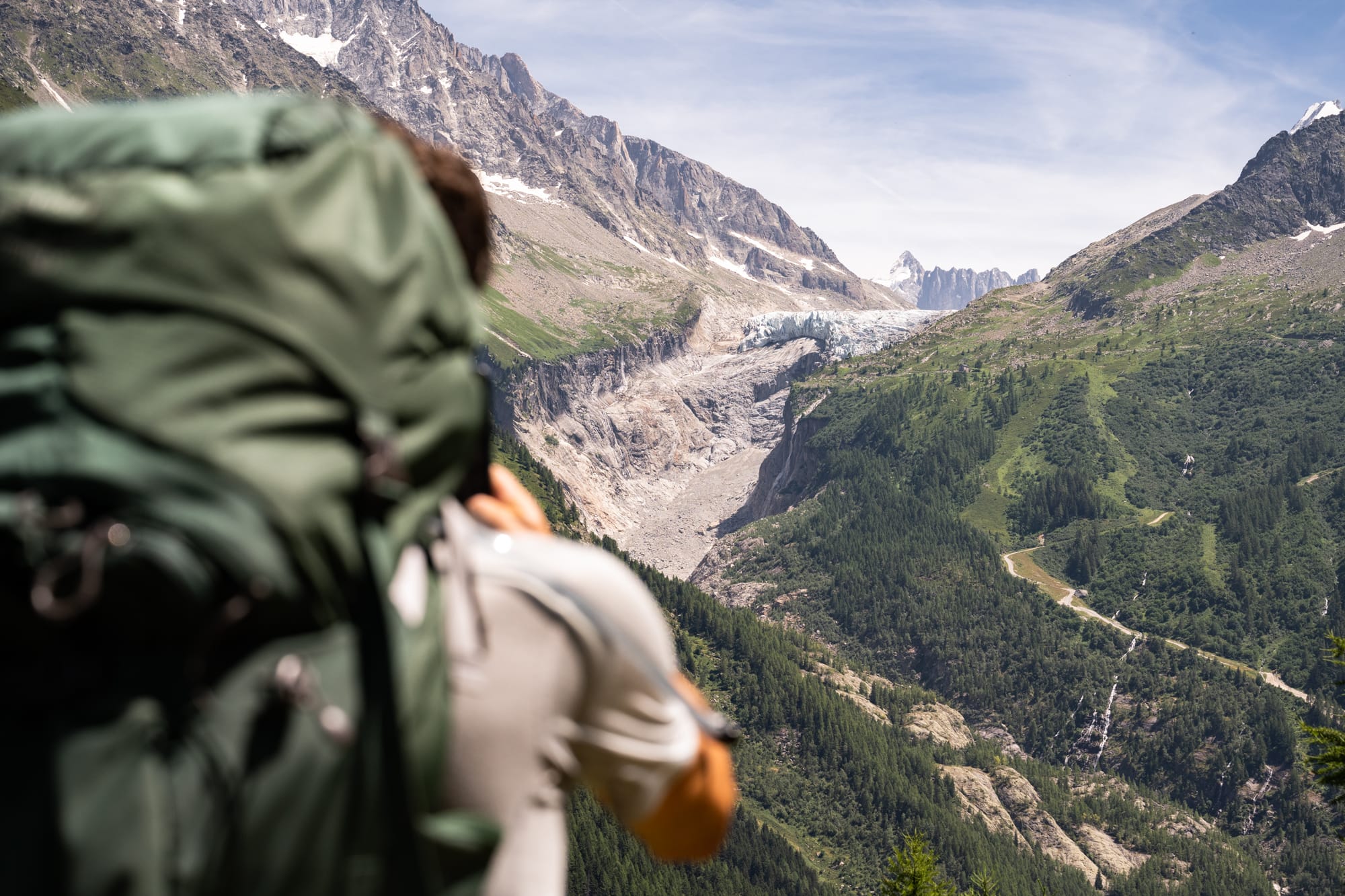 Randonneur face au glacier d'Argentière