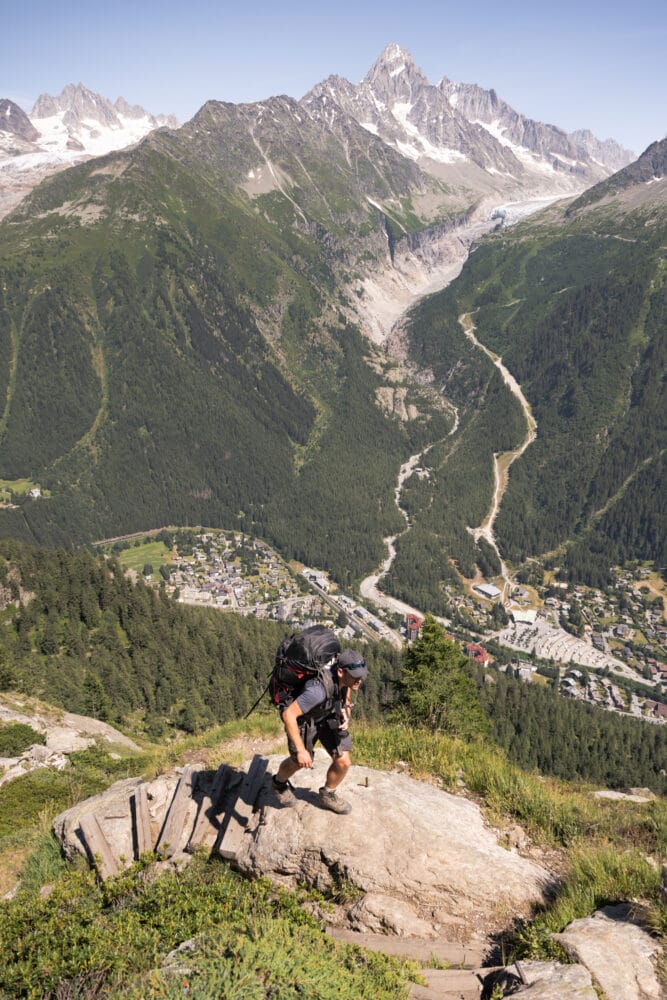 Randonneur sur le balcon sud à Chamonix et vue sur la vallée de Chamonix