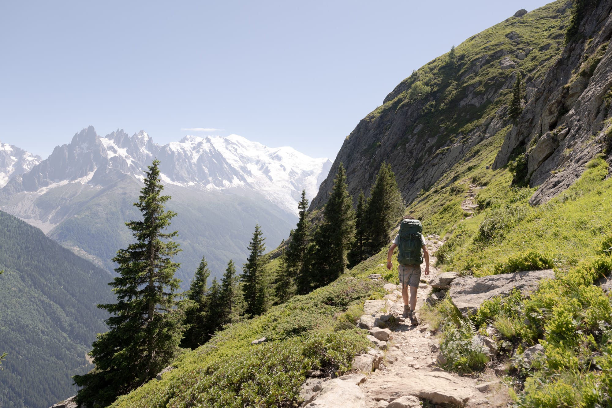 Randonneur face au Mont Blanc et la vallée de Chamonix en contrebas