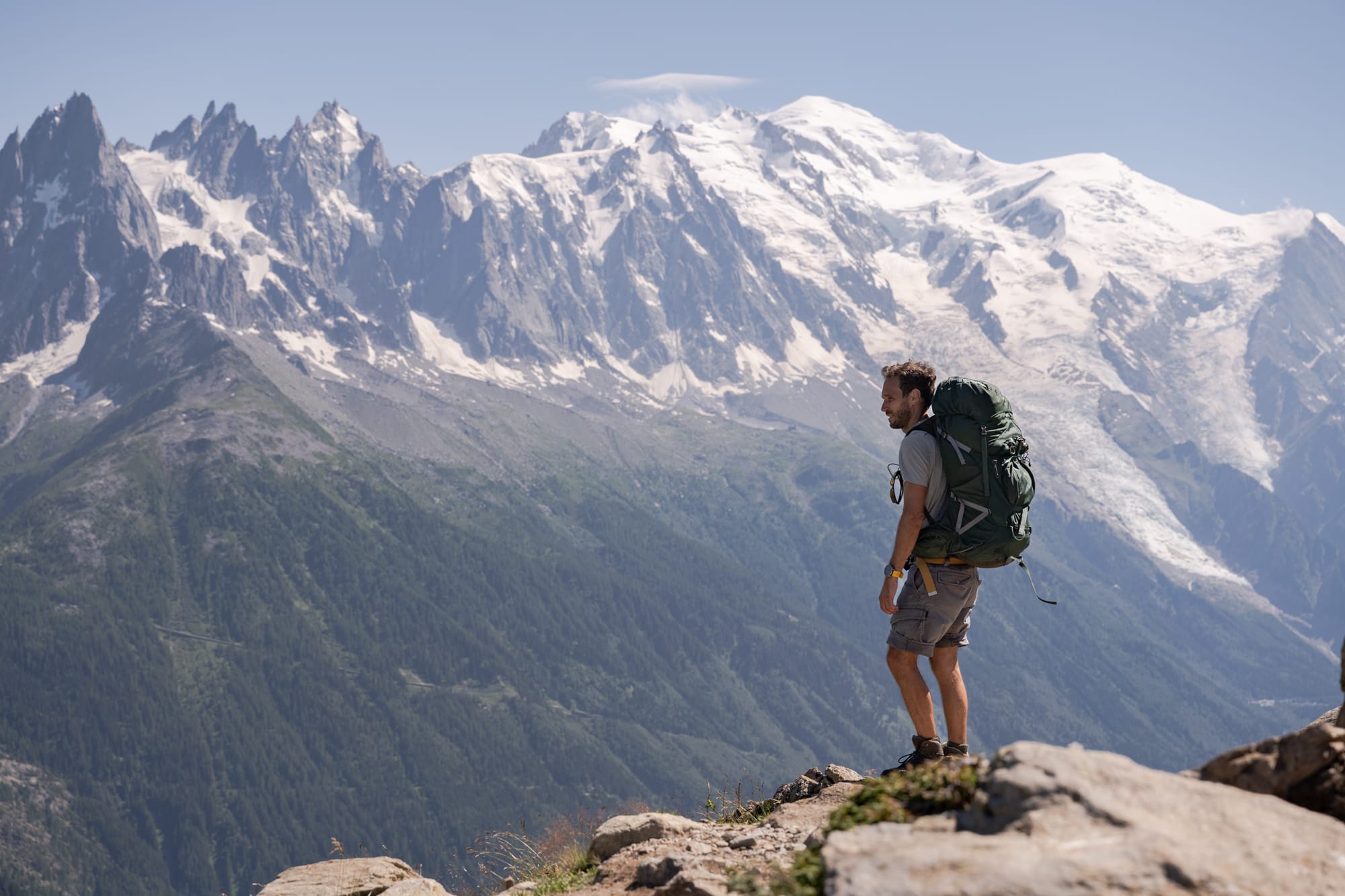Randonneur face au Mont Blanc et la vallée de Chamonix en contrebas