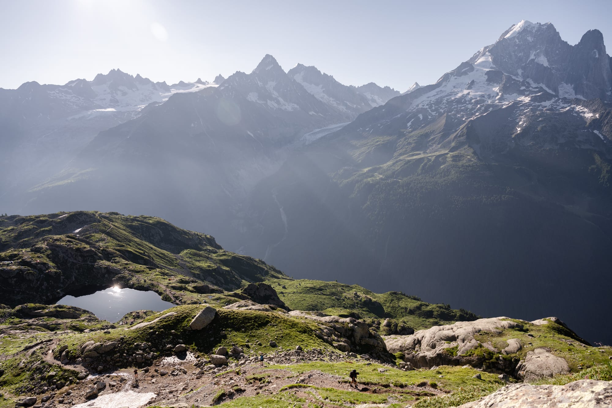 Montée vers le Lac blanc avec le lac de Chéserys en arrière plan